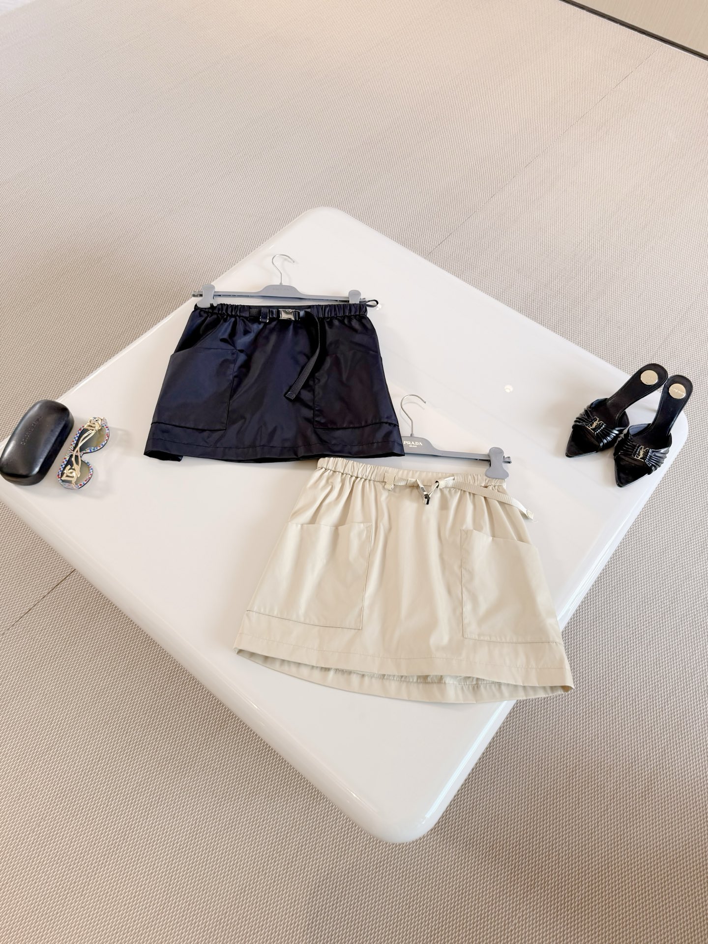 NO:805523,PRA 26W Black nylon work style belt skirt. High-waisted A-line version. Lightweight polyester fiber material. Adjustable PD metal buckle belt. Practical and stylish. Large pockets on both sides. Very convenient for daily travel. Can be matched with a variety of fashion styles, prada, skirts, etc.19860909PRA 26W 黑色尼龙工装风腰带半身裙 高腰A字版型轻薄聚酯纤维材质 PD金属扣腰带可调节 实用又有设计感、两侧大口袋 日常出行很方便 可搭配出多种时装造型,,prada,skirts,,Women's clothing