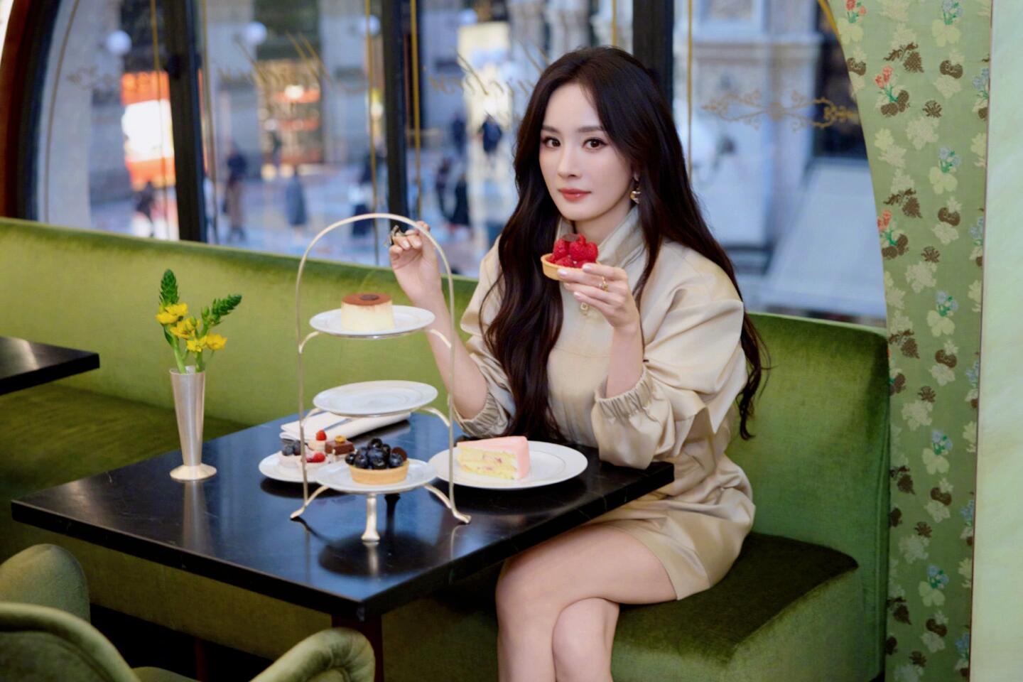 NO:805510,Yang Mi performs,,19860909杨幂 演绎,,,Women's clothing