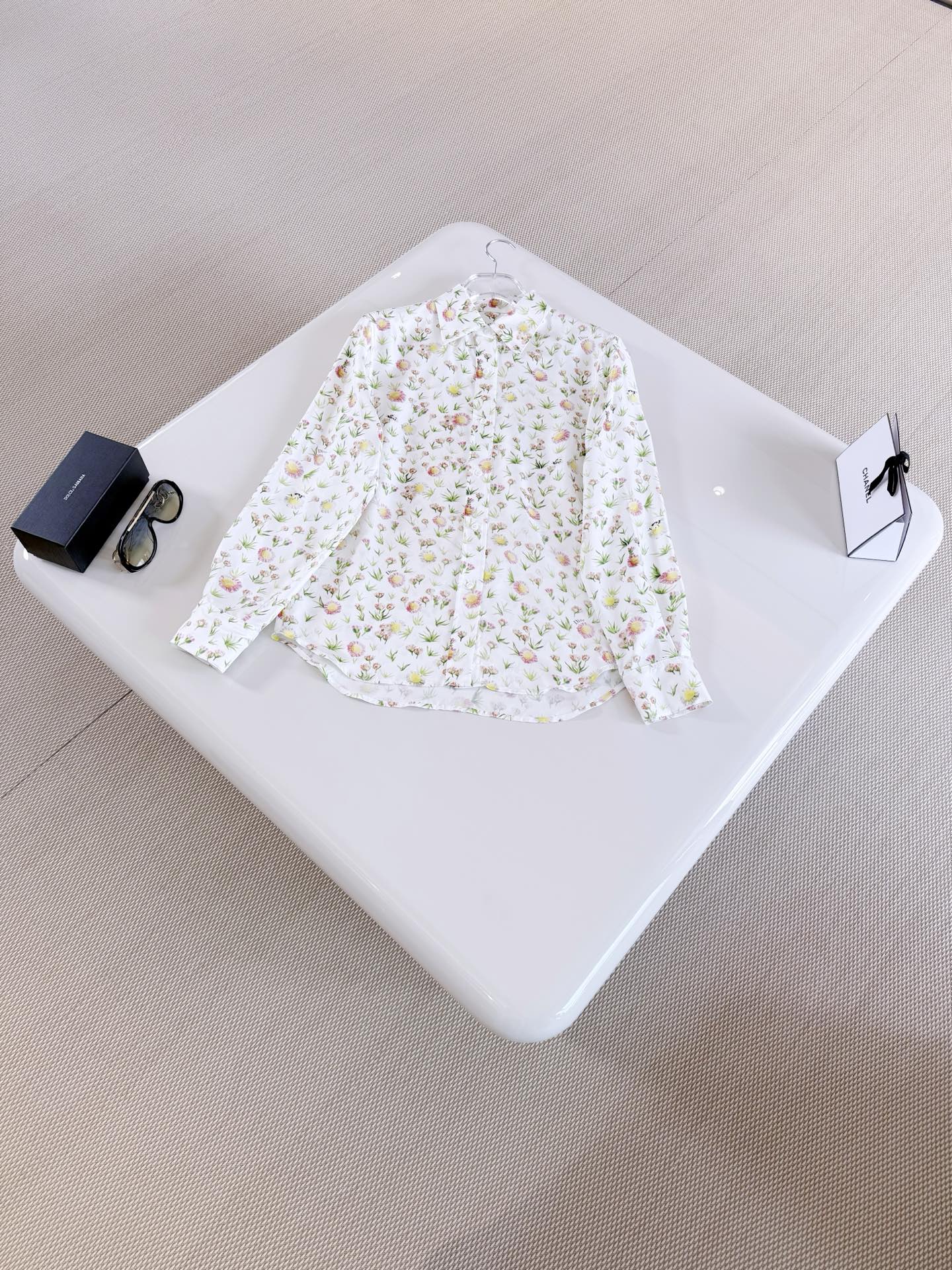 NO:805492,DIO 26S fresh floral silk lapel shirt. Made of mulberry silk twill fabric and decorated with DaisyGarden pattern. It shows the style of daisies with a pastoral and colorful design, paying tribute to the brand's love for flowers. Top quality sale, dior, shirts, real silk,19860909DIO 26S 清新碎花真丝翻领衬衫 采用桑蚕丝斜纹面料 饰以DaisyGarden图案 以充满田园风情和色彩缤纷的设计展现雏菊的风采,致敬品牌钟爱花卉的传承 顶级品质发售,,dior,shirts,real silk,,Women's clothing