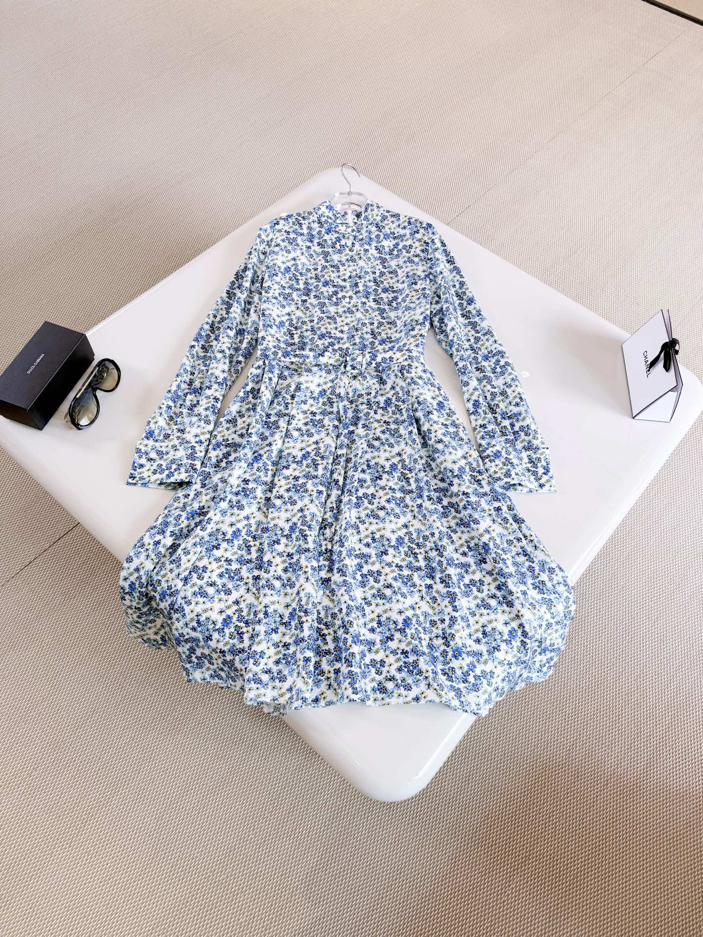 NO:805498,DIO 26S blue small floral swallow collar silk dress. Blue floral dress. Made of mulberry silk fabric. The blue and white floral pattern is super fresh, shirt-style neckline + belt design. French elegance and easy to get. Top quality for sale, dior, skirts, shirts, real silk,19860909DIO 26S 蓝色小碎花燕子领真丝连衣裙 蓝色碎花连衣裙 采用桑蚕丝面料制作 蓝白碎花图案超清新,衬衫式领口＋腰带设计 法式优雅轻松get 顶级品质发售,,dior,skirts,shirts,real silk,,Women's clothing