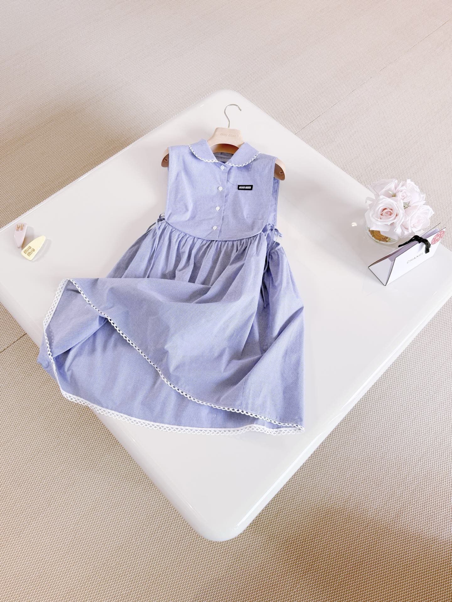 NO:805503,MIU 26S side hollow bow tie college style dress inspired by children's clothing style. This poplin textured flared skirt combines classic plaid pattern with elegant embroidery and bows to show a lively and sophisticated personality. Top quality sale,,miumiu,skirts,19860909MIU 26S 侧方镂空蝴蝶结绑带学院风连衣裙 灵感源自童装风格 这款府绸质感喇叭裙结合,经典的格纹图案与优雅的刺绣和蝴蝶结 展现活泼而精致的个性 顶级品质发售,,miumiu,skirts,,Women's clothing