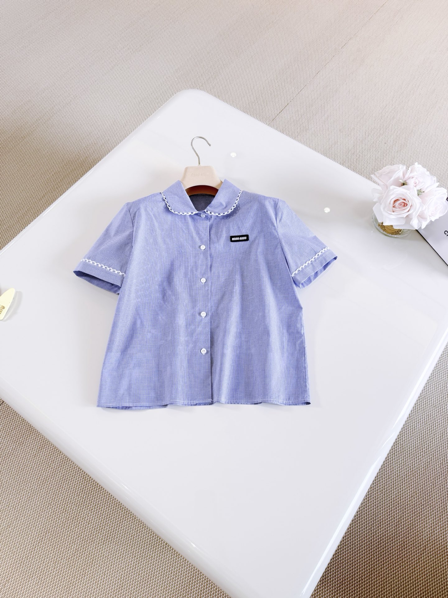NO:805480,MIU 26S three-dimensional lace blue cotton college style shirt. Inspired by the childhood wardrobe, this soft fit poplin texture shirt combines the classic plaid pattern with elegant embroidery on the collar and sleeves, showing a relaxed and lively feeling,,miumiu,shirts,19860909MIU 26S 立体花边蓝色棉质学院风衬衫 从童年衣橱汲取灵感 这款柔软版型府绸质感,衬衫将经典的格纹图案与领口和袖子上的优雅刺绣相结合 展现出一种轻松活泼的感觉,,miumiu,shirts,,Women's clothing