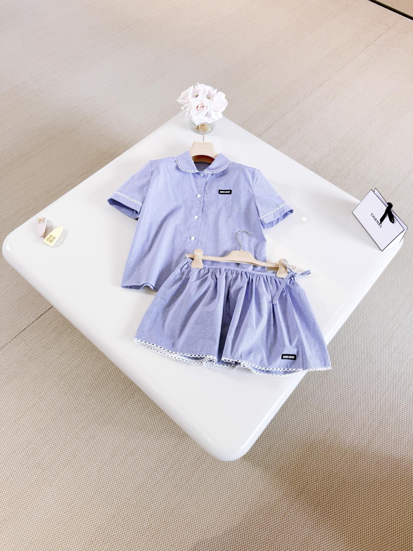 NO:805486,MIU 26S side bow skirt with large hem. Children's clothing elements add a fresh and casual atmosphere to this classic wrap-style plaid skirt. The embroidered skirt is an iconic detail on the T stage. Top quality for sale,,miumiu,skirts,19860909MIU 26S 侧方蝴蝶结大摆半身裙 童装元素为这款经典围裹风格的格纹半身裙增添了清新和随意的气息,刺绣裙边是T台上的标志性细节 顶级品质发售,,miumiu,skirts,,Women's clothing
