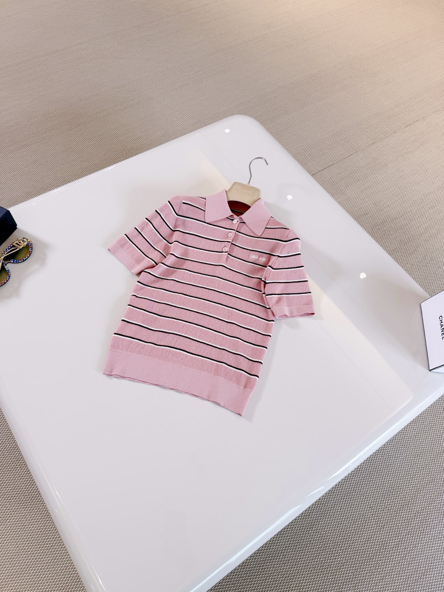 NO:807786,MIU 26S pink striped lapel knitted polo top. Color and stripes meet in the iconic polo shirt. Made of soft cotton knitted fabric with playful seasonal elements. Perfect for multi-layered matching. Top quality for sale,,miumiu,19860909MIU 26S 粉色条纹翻领针织polo上衣 色彩与条纹在标志性的Polo衫中相遇 采用柔软的棉质针织面料,融入俏皮的季节性元素 完美适合多层次搭配 顶级品质发售,,miumiu,,Women's clothing