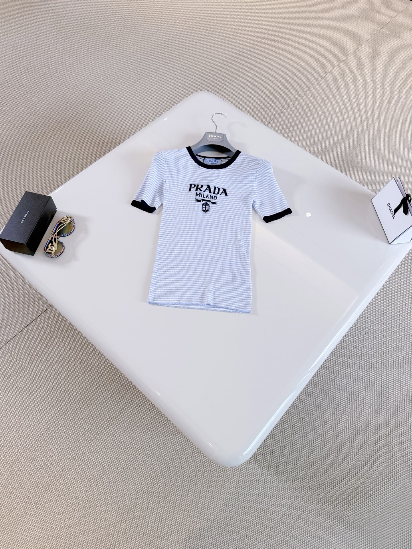 NO:807781,PRA 26S blue striped color-blocked ribbed knitted short sleeves. The smoothness and elegance of silk give this striped sweater exquisite characteristics, making it a summer classic for everyday looks. The brand logo is embellished on the slim fit, adding unique charm. Top quality for sale, prada, sweaters, T-shirt,19860909PRA 26S 蓝色条纹拼色罗纹针织短袖 丝质的流畅与高雅轻盈赋予这款条纹毛衣精致的特性,是日常造型的夏季经典 品牌徽标点缀修身版型 增添独特魅力 顶级品质发售,,prada,sweaters,T-shirt,,Women's clothing