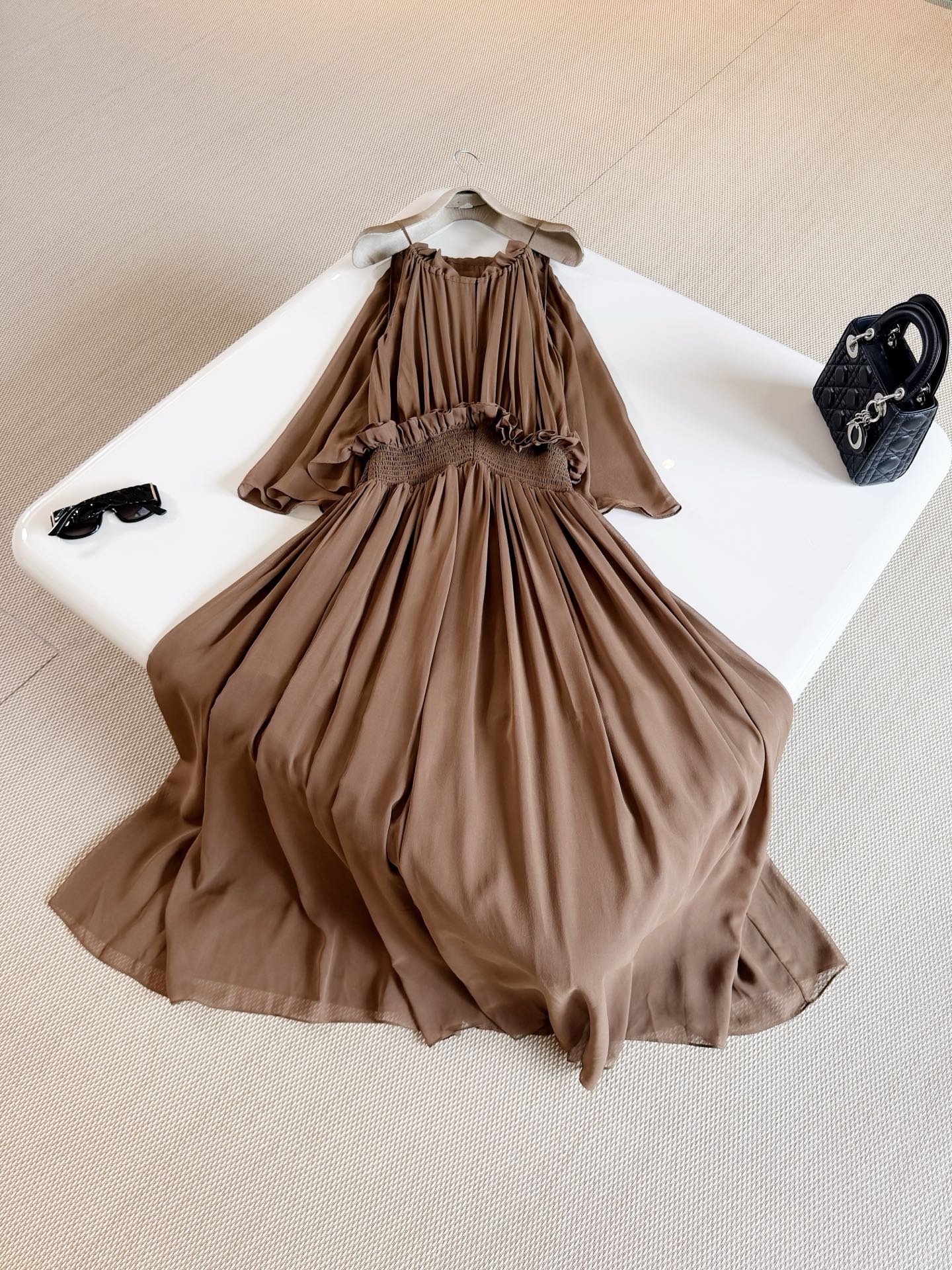 NO:909231,Designer 26S Hollow V-neck Tie-up pleated silk dress Pleated dress Made of silk georgette Light texture Delicate and advanced, the collar is exquisitely pleated and tied with a hollow V-neck on the chest The collar can be freely adjusted to beautify the shoulder and neck lines Top quality, skirts, real silk,19860909设计师 26S 镂空V领 系绳抽褶真丝连衣裙 抽褶连衣裙 采用真丝乔其纱 质地轻盈 细腻高级,领部精巧的抽褶系绳设计搭配胸前镂空V领 可自由调节领围 美化修饰肩颈线条 顶级品质,,skirts,real silk,,Women's clothing