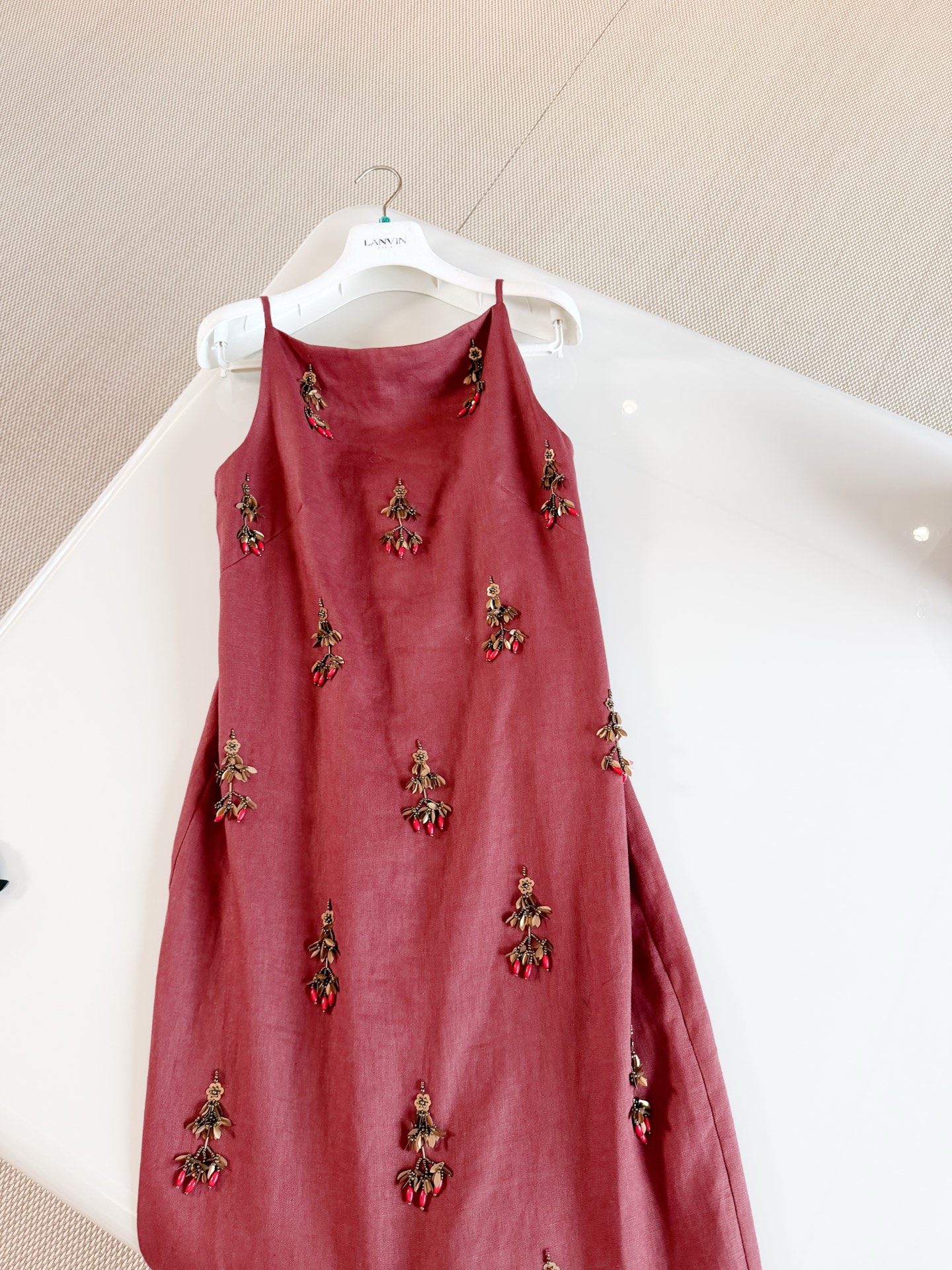 NO:909186,Ralph L 26S handmade heavy beaded pendant embroidered linen dress. The dress has a cylindrical silhouette. It is equipped with spaghetti straps and shows sophisticated tailoring and elegance. It is made of linen woven fabric and is decorated with exquisite beading patterns from the top to the skirt. Top quality, loro piana,skirts,19860909Ralph L拉夫 26S 手工重工钉珠坠饰刺绣亚麻连衣裙 连衣裙采用圆柱形廓形 搭配细肩带和尽显考究剪裁与优雅格调,选用亚麻梭织面料制成 从顶部到裙摆均饰有精美的珠饰图案 顶级品质,,loro piana,skirts,,Women's clothing