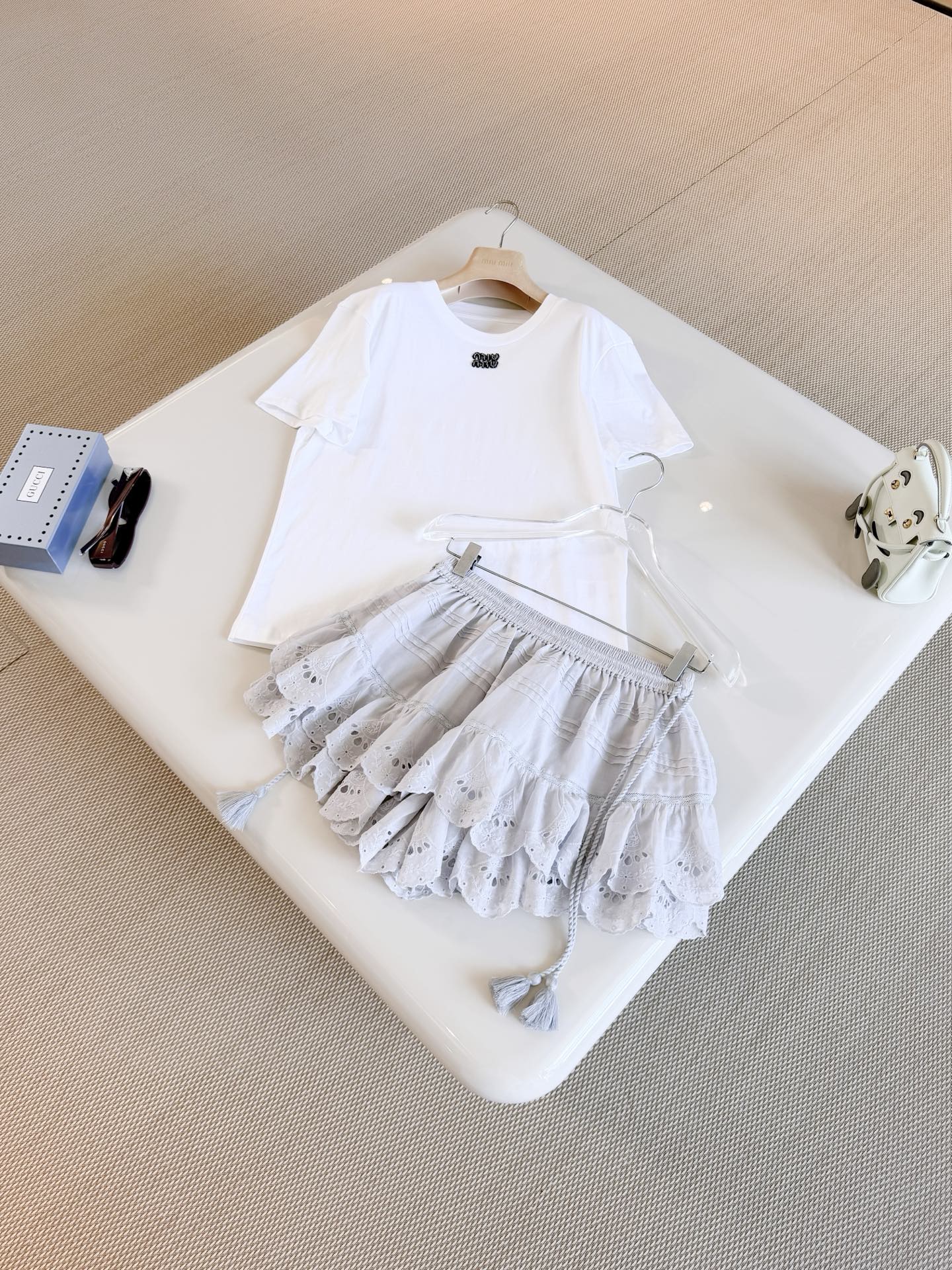 NO:909839,MIU 26S rhinestone inlaid letter logo cotton short-sleeved T-shirt. The white T-shirt is made of high-count combed cotton. It is soft and skin-friendly. The double-layer rhinestone logo on the chest is low-key and shiny, with perfect details. It is loosely cut and pure white and versatile. It is OK for daily outings. Simple and advanced. Top quality,,miumiu,T-shirt,tees,t-shirt,19860909MIU 26S 水钻镶嵌字母徽标棉质短袖T恤 白色T恤采用高支精梳棉材质 柔软亲肤 胸口双层水钻Logo低调闪亮,细节满分 宽松剪裁纯白色百搭 日常出街都OK 简约又高级 顶级品质,,miumiu,T-shirt,tees，t-shirt,,Women's clothing