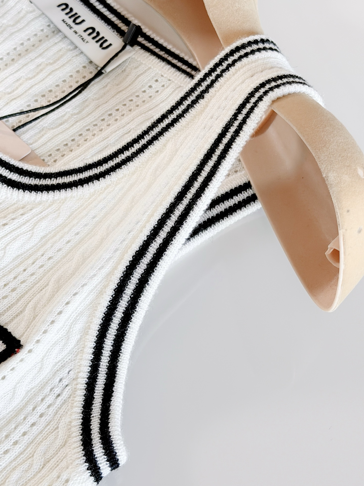 NO:911227,Sleeveless slim fit Twist knit and rib knit graphics Rib knit hem Logo patch19860909无袖修身版型 麻花针织与罗纹针织图案 罗纹针织底边 品牌徽标贴饰,,,Women's clothing