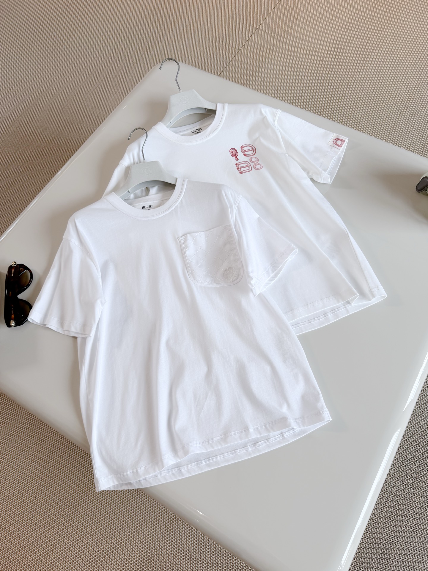 NO:911280,HER 26S Harness buckle printed round neck cotton short-sleeved T-shirt. White printed short-sleeved T-shirt made of cotton fabric. Soft and comfortable. Harness buckle printed on the chest, full of classic brand elements. Labeled logo on the cuffs. Full sense of detail. Top quality, T-shirt, tees, t-shirt,19860909HER 26S 马具搭扣印花圆领棉质短袖T恤 白色印花短袖T恤采用棉质面料制作而成 柔软舒适 胸前马具搭扣印花,满满品牌经典元素 袖口点缀贴标logo 细节感十足 顶级品质,,T-shirt,tees，t-shirt,,Women's clothing