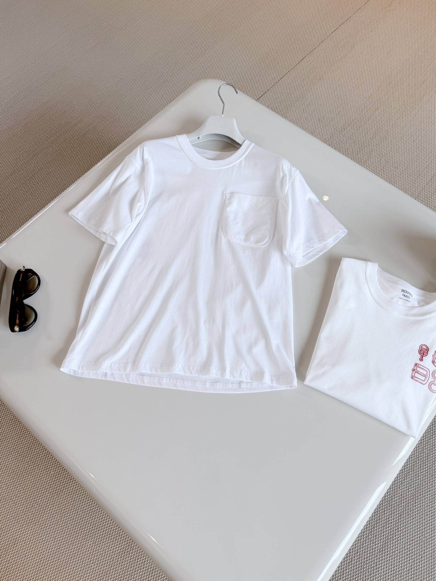 NO:911290,HER 26S three-dimensional pocket rhombus jacquard round neck cotton T-shirt. White pocket short-sleeved T-shirt is carefully made of cotton fabric. Soft and skin-friendly. Round neck + rhombus embroidered pocket design on the left chest, embellished with brand letter printing. Simple and detailed. Top quality for sale, T-shirt, tees, t-shirt,19860909HER 26S 立体口袋菱格纹提花圆领棉质T恤 白色口袋短袖T恤采用棉质面料精心制作而成 柔软亲肤 圆领+左胸菱格纹刺绣口袋设计,并点缀品牌字母印花 简约又有细节感 顶级品质发售,,T-shirt,tees，t-shirt,,Women's clothing