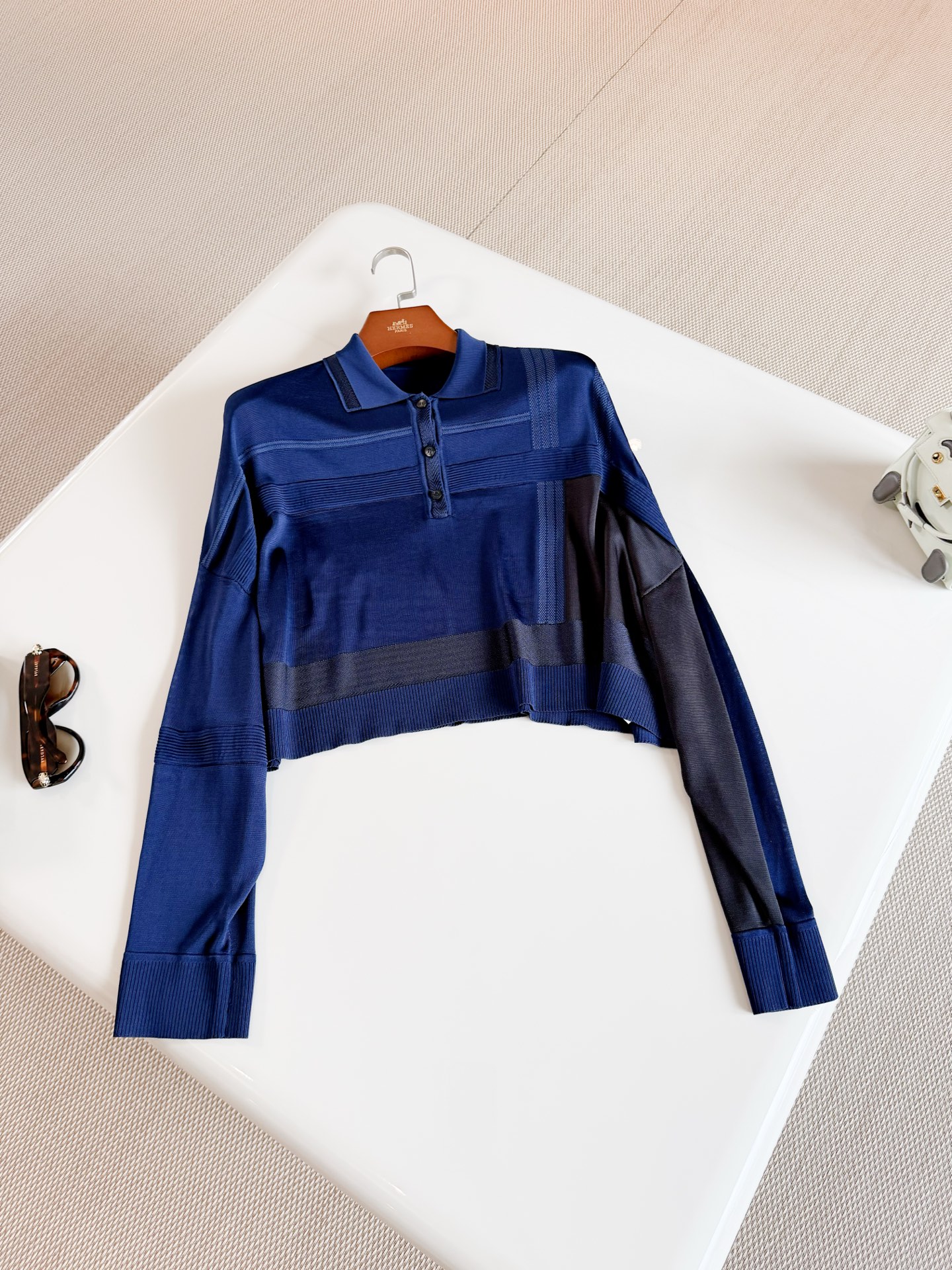 NO:911230,HER 26S color block striped hollow knitted short silk top. Dark blue striped long-sleeved sweater. Made of silk blended material. Soft and comfortable, striped design + lapel buttons. Short cut with full layering. Top quality for sale, real silk,19860909HER 26S 拼色条纹镂空针织短款真丝上衣 深蓝色条纹长袖针织衫 采用真丝混纺材质制作而成 柔软舒适,条纹设计+翻领纽扣 层次感十足短款剪裁 顶级品质发售,,real silk,,Women's clothing