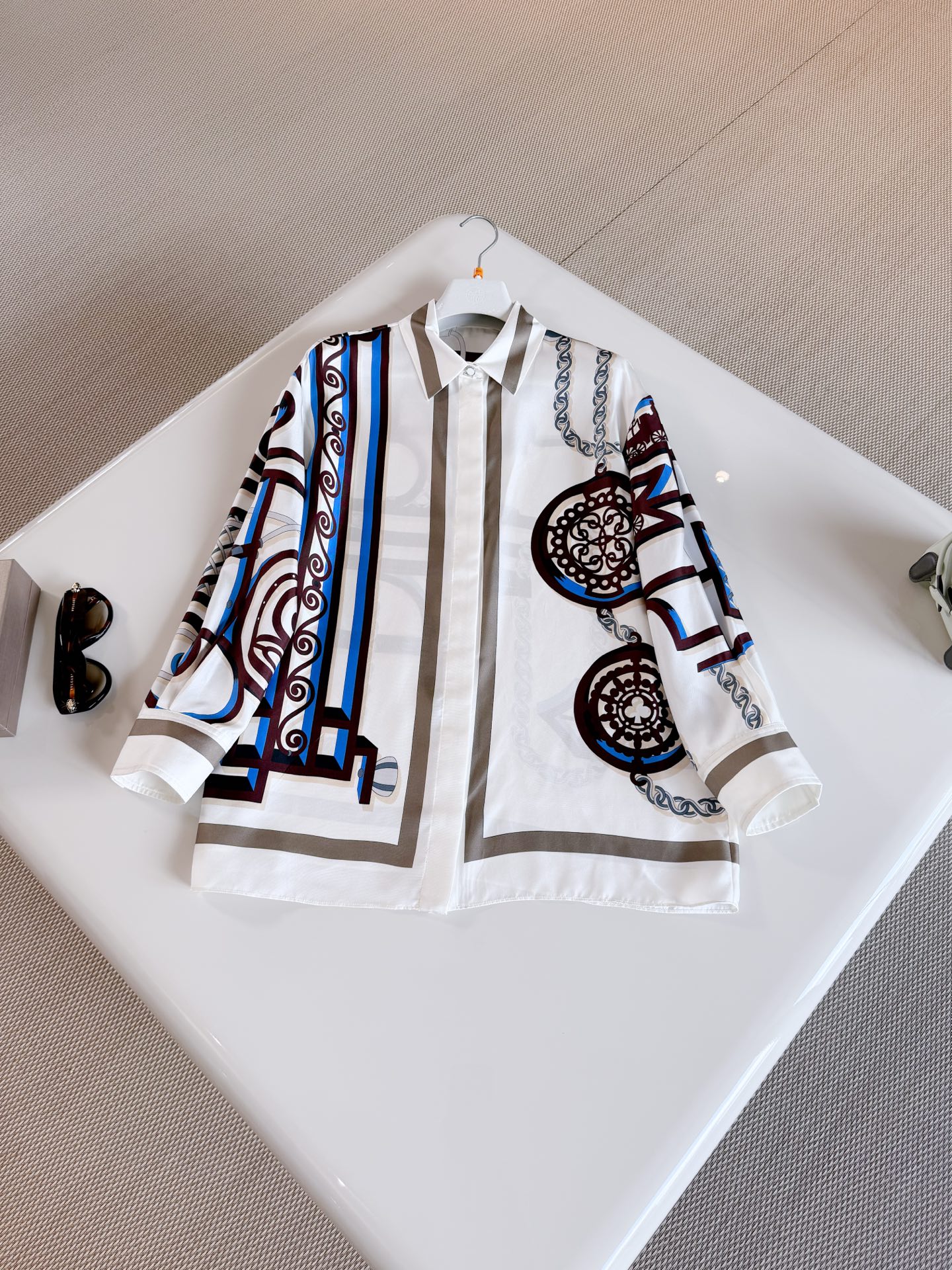 NO:911236,HER 26S chain lock printed lapel silk shirt. Made of twill mulberry silk fabric with light and smooth texture. Retro geometric and chain patterns. The color is mainly white, blue and brown. Full of luxury and elegance. Classic lapel + loose tailoring. Top quality for sale, shirts, real silk,19860909HER 26S 链条锁头印花翻领真丝衬衫 采用斜纹桑蚕丝面料质地轻盈柔滑 复古几何与链条图案,色彩以白 蓝 棕为主 奢华优雅气质满分 经典翻领+宽松剪裁 顶级品质发售,,shirts,real silk,,Women's clothing