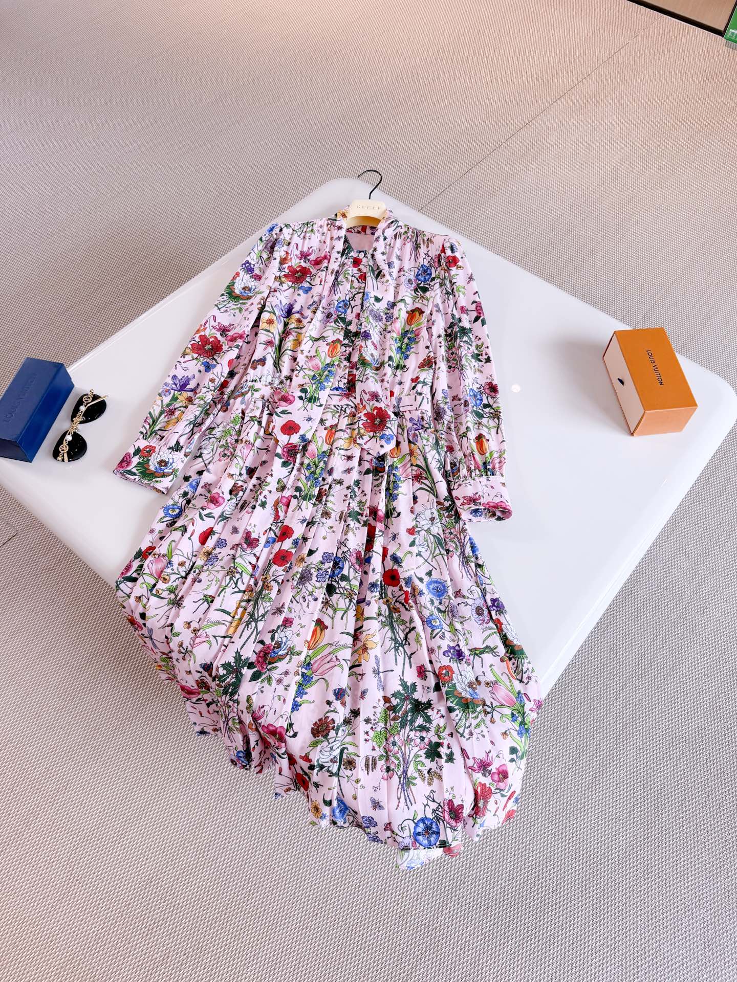 NO:911259,GUC 26S Generation floral silk dress. The blouse-style dress is made of mulberry silk. It is decorated with the iconic print of the Dance of Flowers series. It is paired with an elegant ruffled skirt and a self-tied bow design. It makes the whole piece more charming and composes a unique aesthetic chapter,,gucci,skirts,real silk,19860909GUC 26S Generation花卉真丝连衣裙 女衫式连衣裙采用桑蚕丝材质 装饰花之舞系列标志性印花,搭配飘逸褶饰裙摆和自系蝴蝶结设计 令整款单品更显魅力 谱写出独特的美学篇章,,gucci,skirts,real silk,,Women's clothing