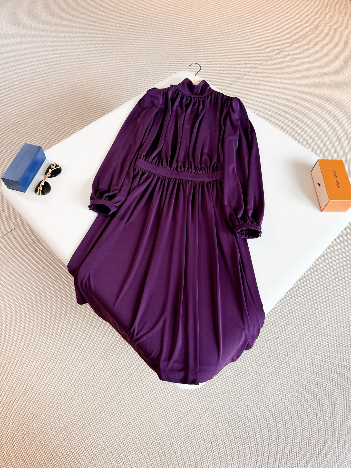 NO:911270,GUC 26S GG grape purple puff sleeve dress is made of smooth crepe fabric, showing smart and exquisite details. The high collar puff sleeve structure and femininity blend here. Decorated with GG enamel buttons, grape purple adds a sense of nobility,,gucci,skirts,19860909GUC 26S GG葡萄紫泡泡袖连衣裙 以流畅的绉绸面料打造 展现出灵动与精致的细节,高领泡泡袖结构与柔美在此交融 饰有 GG 珐琅纽扣 葡萄紫增添了高贵感,,gucci,skirts,,Women's clothing
