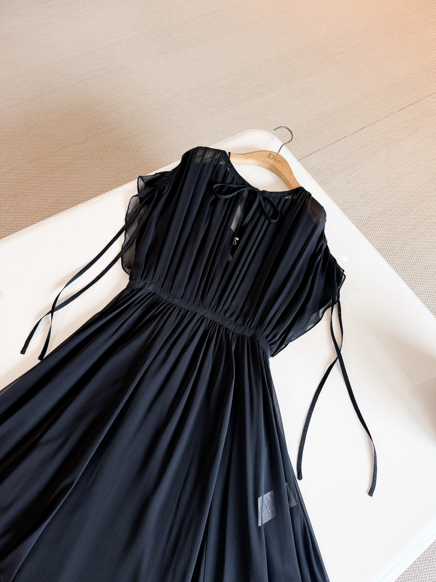NO:911202,DIO 26S Black pleated CD-tied silhouette silk dress. The long dress shows the elegant high-end charm. Made of black mulberry silk georgette fabric, showing an elegant and thin flared silhouette. Decorated with pleats to enhance the style. The collar is decorated with hardware CD letter knots. Top quality, dior, skirts, real silk,19860909DIO 26S 黑色褶裥CD系结廓形真丝连衣裙 长款连衣裙彰显优雅的高订魅力 采用黑色桑蚕丝乔其纱面料制作,呈现飘逸薄透的喇叭形廓形 饰以褶裥提升格调 衣领饰以五金CD字母的系结装饰 顶级品质,,dior,skirts,real silk,,Women's clothing