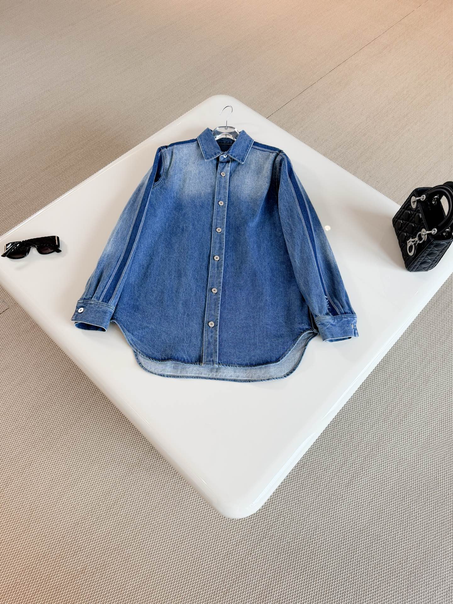 NO:911191,DIO 26S side stripe patchwork oversized denim denim shirt This shirt embodies a modern aesthetic. Crafted from blue stonewashed cotton denim, regular fit. Bar pattern displayed on the side. Branded leather plaque on the back for a sophisticated look. Top quality available,, dior, shirts,19860909DIO 26S 侧边条纹拼接廓形丹宁牛仔衬衫 这款衬衫彰显现代美学风格 采用蓝色石洗棉质牛仔布精心制作,常规版型 侧面展示条形图案 背面饰以品牌皮革标牌 打造精致的造型 顶级品质发售,,dior,shirts,,Women's clothing