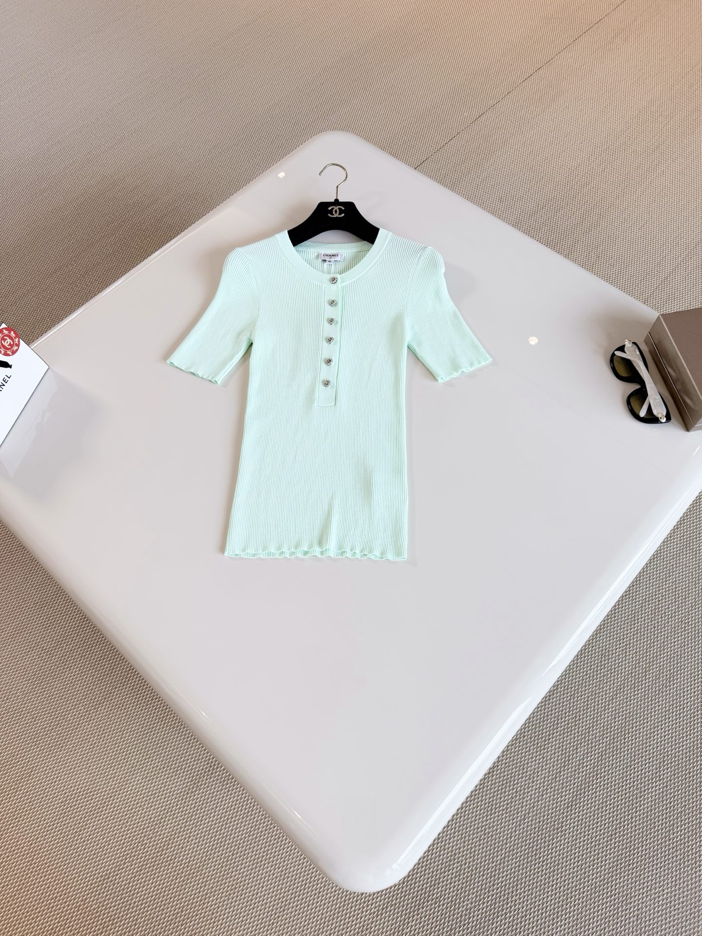 NO:912036,CHA 26S Four-color stretch knit top with double C rhinestone buttons. Mint green knitted short sleeves. Made of knitted material. Vertical pit texture + double C rhinestone buttons, simple and exquisite. Mid-sleeve design modifies the arms. Slim cut to make you slim and elegant. You can switch between elegant or casual style. Top quality, T-shirt,19860909CHA 26S 四色双C水钻纽扣弹力针织上衣 薄荷绿针织短袖 采用针织材料制作而成 竖坑条纹理+双C水钻纽扣,简约又精致 中袖设计修饰手臂 修身剪裁显瘦又显气质 优雅or休闲风随心切换 顶级品质,,T-shirt,,Women's clothing