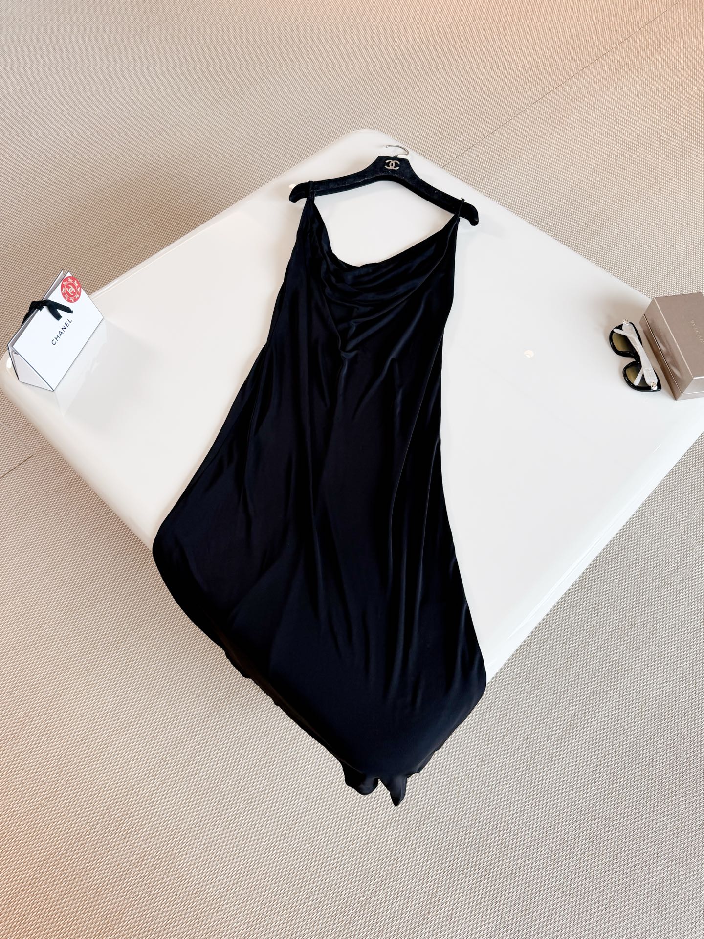 NO:922471,CHA 26S coco beach swing collar double C suspender dress Coco Beach black suspender dress made of viscose fiber material, silky and drapey, with a swing collar + waist design, elegant and showing off the body curve, full of French luxury, top quality for sale,,skirts,19860909CHA 26S coco beach荡领双C吊带连衣裙 Coco Beach黑色吊带裙 粘胶纤维材质 丝滑垂坠感超赞 荡领+收腰设计,优雅又显身材曲线 法式高级感满满 顶级品质发售,,skirts,,Women's clothing