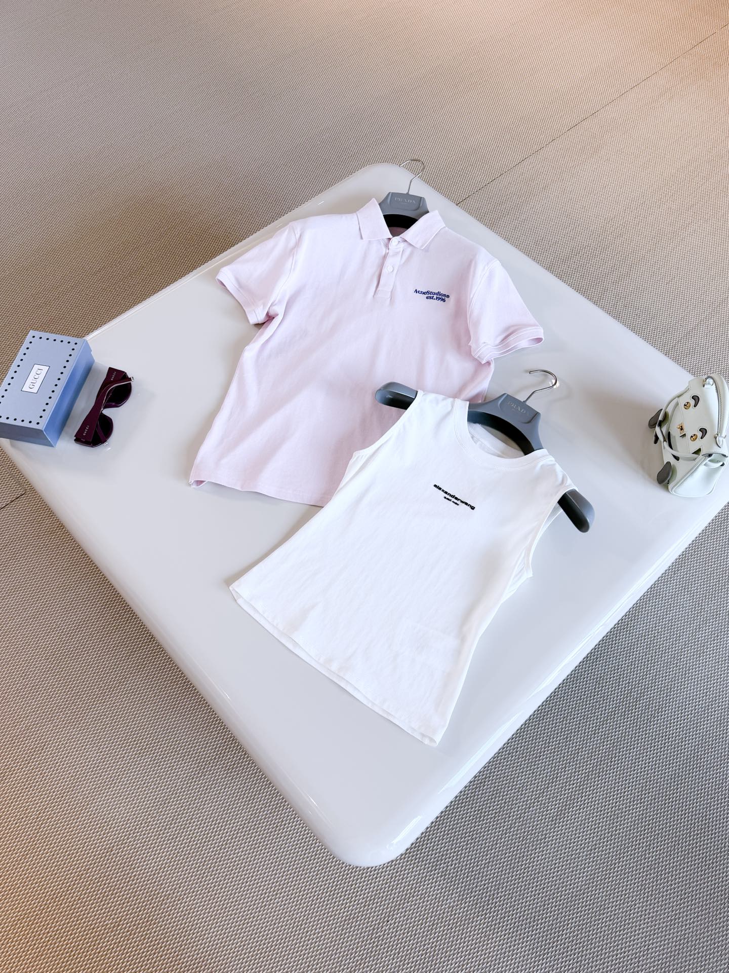 NO:923981,Anc 26S Letter Embroidered Pink Cropped Slim Fit Cotton Polo Shirt Reimagining the classic polo shirt with a pronounced rear view, this embroidered style is crafted from soft cotton Features sophisticated pastel tones Giving the sporty silhouette a more sophisticated feel Top quality,,19860909Anc 26S 字母刺绣粉色短款修身棉质polo衫 通过明显的后视镜头重新想象了经典的polo衫,这种刺绣风格由柔软的棉质制作而成 采用精致的柔和色调 赋予运动轮廓更精致的感觉 顶级品质,,,Women's clothing