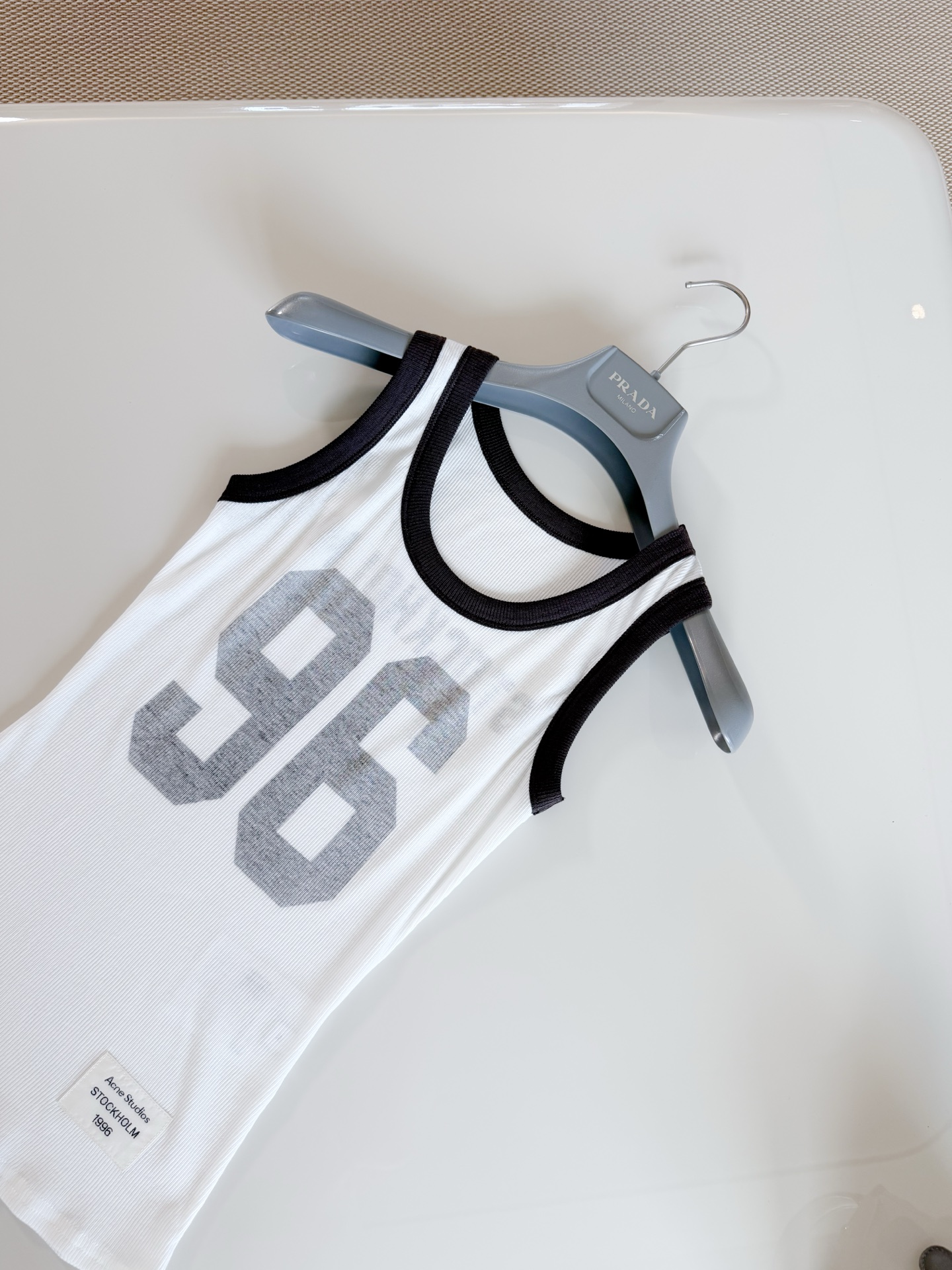 NO:924002,Anc 26S 96 letter micro-label contrasting hemmed semi-perspective vest 96 number vest Nordic minimalism + avant-garde rebellious style White body with black ribbed hemming, full of retro sporty feel '96' number + 'STOCKHOLM' words on the front Full brand recognition, top quality,,19860909Anc 26S 96字母微标撞色包边半透视背心 96数字背心 北欧极简+先锋反叛风格 白衣身配黑色罗纹包边,复古运动感满满 正面“96”数字+“STOCKHOLM”字样 品牌辨识度十足 顶级品质,,,Women's clothing