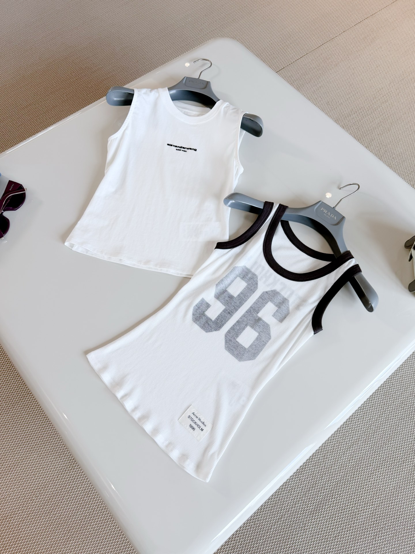 NO:924004,AW 26S letter printed stretch slim cotton sleeveless vest. White sleeveless vest made of high elastic cotton fabric. Simple design + highly recognizable brand logo. Sleeveless tailoring to modify the shoulder line. Easily switch between sports style or casual style. Top quality.19860909AW 26S 字母印花弹力修身棉质无袖背心 白色无袖背心采用高弹力棉质面料制作而成 简约设计+品牌logo辨识度超高,无袖剪裁修饰肩线 轻松切换运动风or休闲风 顶级品质,,,Women's clothing
