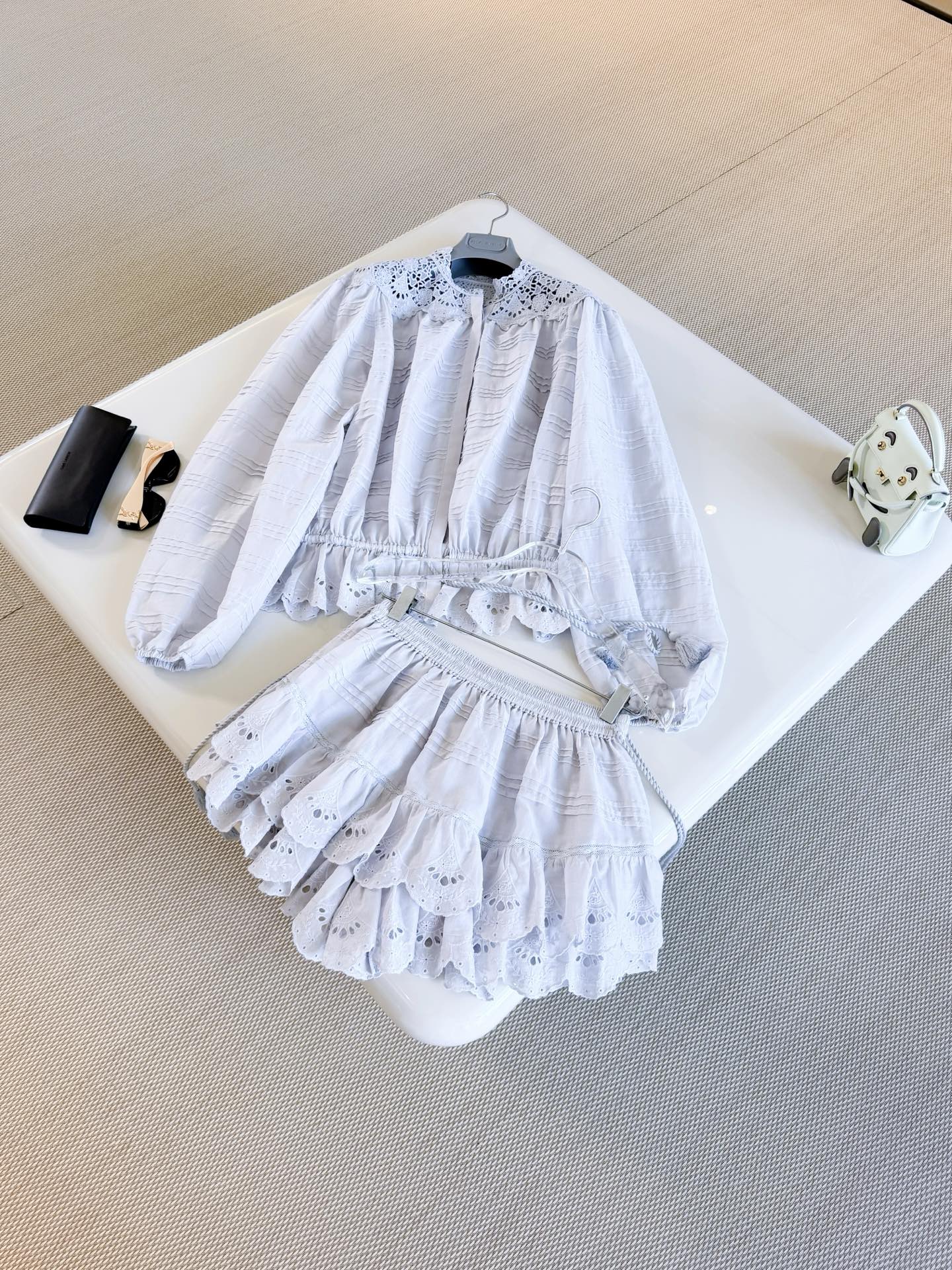 NO:924048,Isadel 26S French hollow lace floral drawstring tassel shorts successfully capture the artistic essence of French casualness through a playful and exquisite piece. The shorts are made of cotton broderie embroidery fabric and decorated with ruffle layered patterns. Elastic drawstring tassel design at the waist. Full of details. Top quality,,shorts,19860909Isadel 26S 法式镂空蕾丝花卉抽绳流苏短裤 通过俏皮精致的单品 成功捕捉到了法式随性的艺术精髓,短裤甄选棉质马德拉刺绣面料制成 饰以荷叶边分层图案 腰部弹力抽绳流苏设计 细节十足 顶级品质,,shorts,,Women's clothing