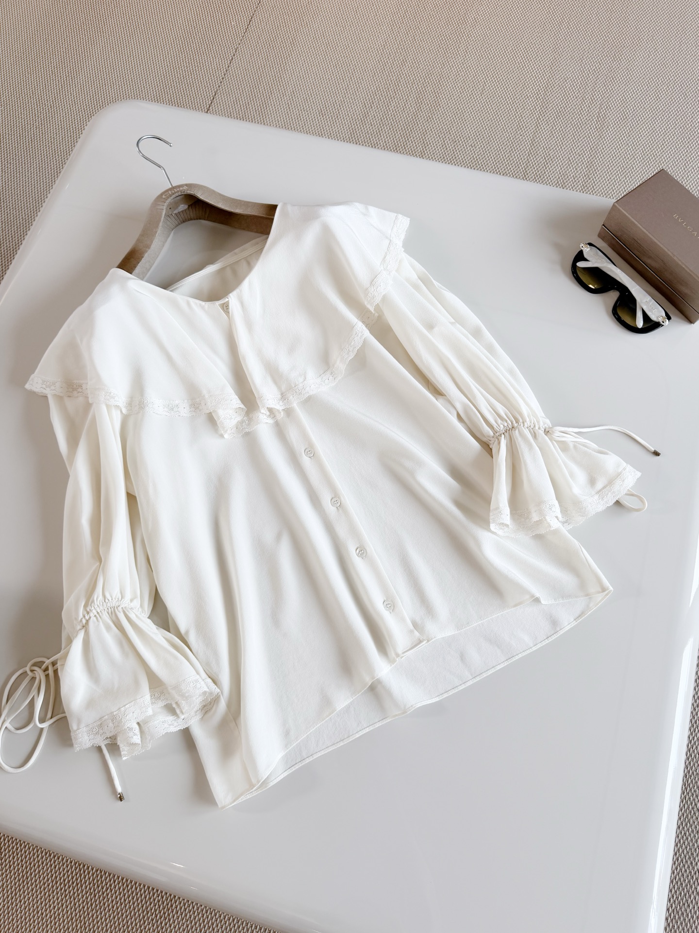 NO:924014,CHO 26S lace hand-sleeved drawstring ruffle shirt. Ruffle shirt. Made of light and soft fabric. French ruffle + exquisite lace splicing. Romantic and elegant. The cuff drawstring design is adjustable. Full sense of details. Top quality, shirts,19860909CHO 26S 蕾丝花边手袖抽绳荷叶边衬衫 荷叶边衬衫 轻薄柔软面料制作 法式荷叶边+精致蕾丝花边拼接 浪漫优雅满分,袖口抽绳设计可调节 细节感拉满 顶级品质,,shirts,,Women's clothing