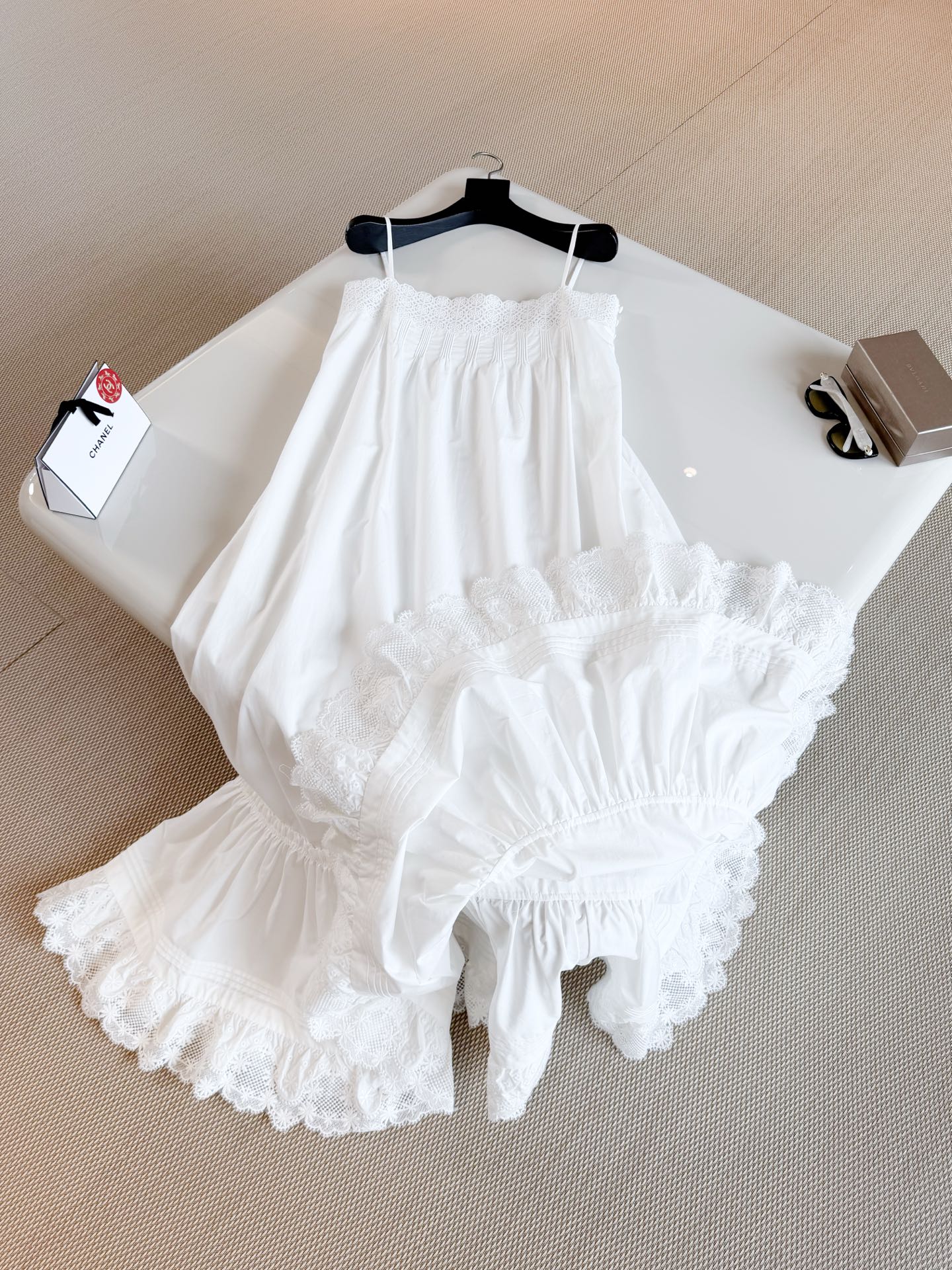 NO:924032,YSL 26S Hollow lace stitching suspender long cotton dress White hollow embroidered suspender long dress Made of cotton material French romantic style, suspenders + hollow floral embroidery The skirt is full of layers Elegant and smart Top quality sale, saint laurent,skirts,19860909YSL 26S 镂空蕾丝花边拼接吊带棉质长款连衣裙 白色镂空刺绣吊带长裙 采用棉质材质制作而成人棉 法式浪漫风,吊带+镂空花卉刺绣 裙摆层次感满满 优雅又灵动 顶级品质发售,,saint laurent,skirts,,Women's clothing