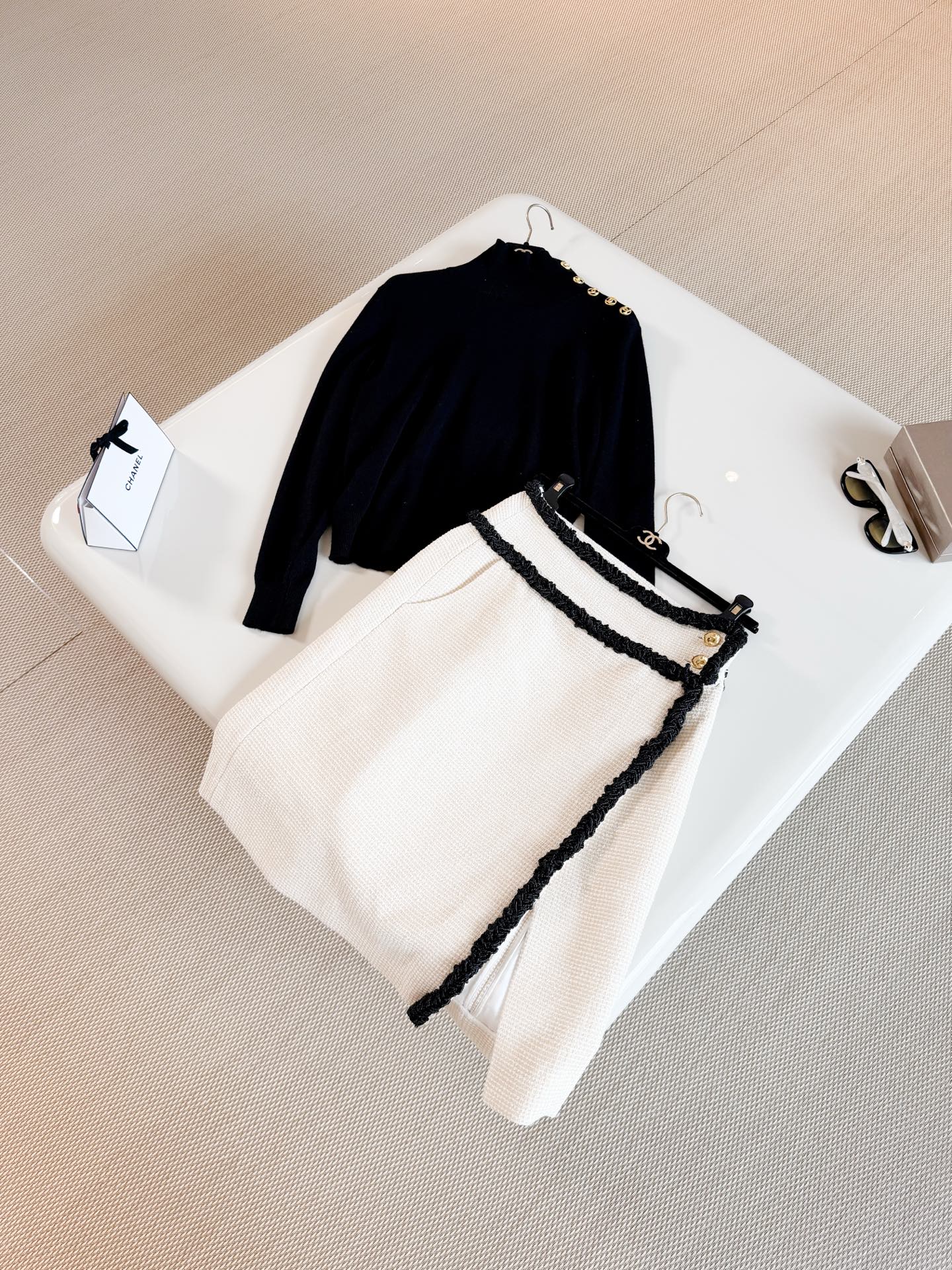 NO:926378,CHA 26S two-color hardware double C long-sleeved high-neck ribbed sweater. Black turtleneck sweater. Made of soft cashmere blend. The high-neck design is warm and elegant. The metal double-C logo on the shoulder is very recognizable. Slim fit. It can be worn alone or layered. Top quality.19860909CHA 26S 双色五金双C长袖高领罗纹针织衫 黑色高领针织衫 柔软山羊绒混纺制作而成 高领设计保暖又优雅,肩部金属双C标志超有辨识度 修身剪裁 单穿或内搭都很OK 顶级品质,,,Women's clothing