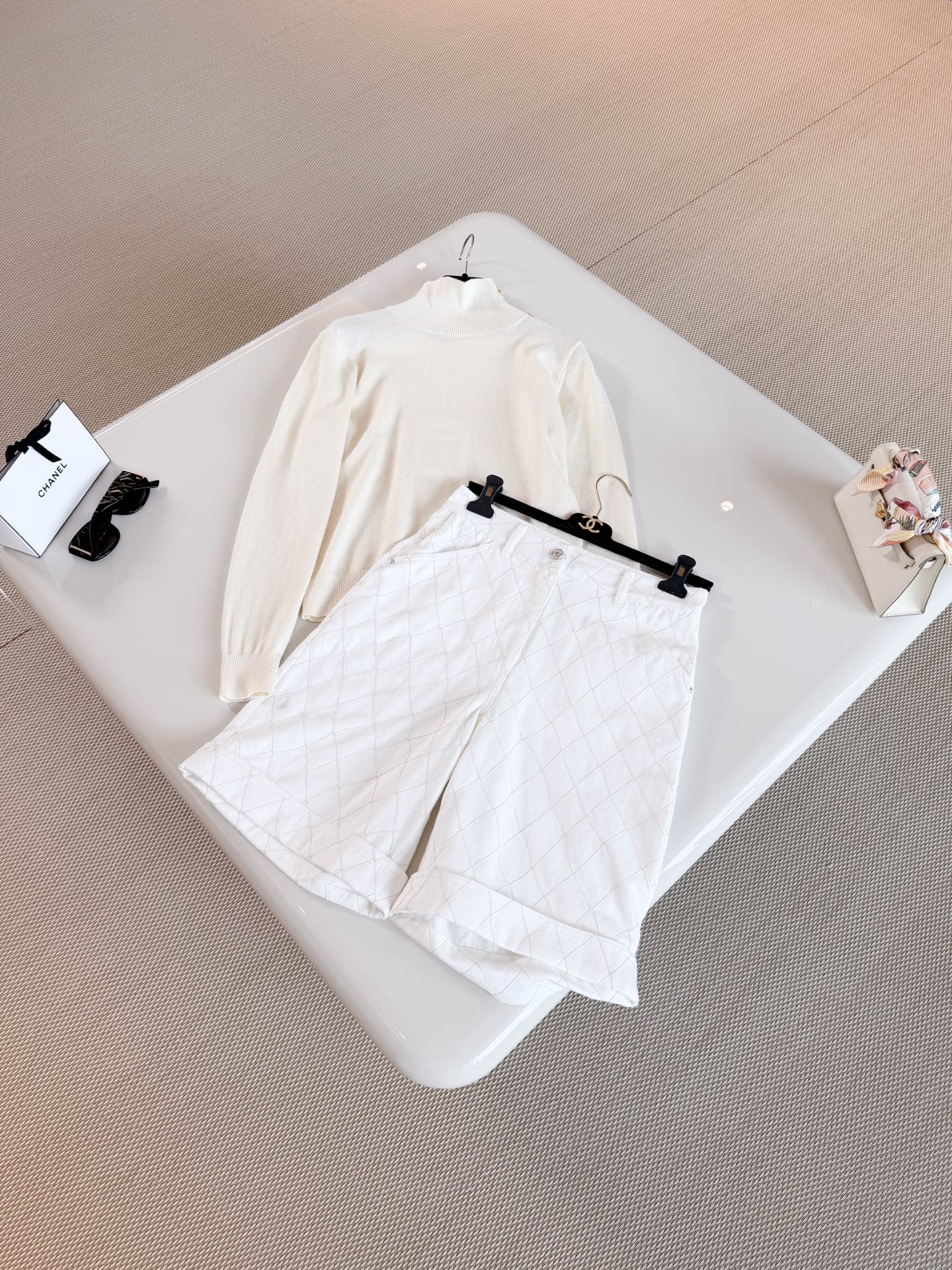 NO:926368,CHA 26S two-color hardware double C long-sleeved high-neck ribbed sweater. White turtleneck sweater. Made of soft cashmere blend. The high-neck design is warm and elegant. The metal double-C logo on the shoulder is very recognizable. Slim fit. It can be worn alone or layered. Top quality.19860909CHA 26S 双色五金双C长袖高领罗纹针织衫 白色高领针织衫 柔软山羊绒混纺制作而成 高领设计保暖又优雅,肩部金属双C标志超有辨识度 修身剪裁 单穿或内搭都很OK 顶级品质,,,Women's clothing