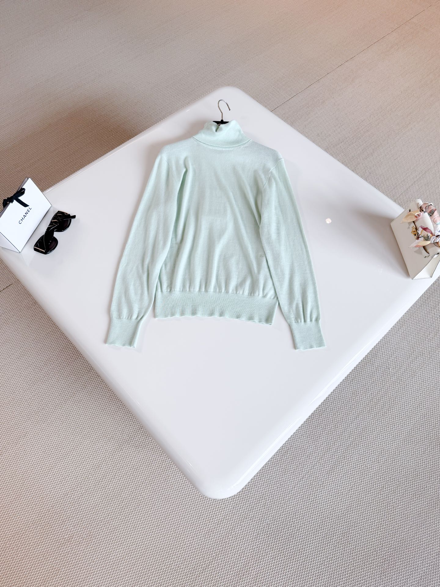 NO:926346,CHA 26S Mint green double C embroidered turtleneck ribbed sweater Mint green turtleneck sweater Made of soft cashmere fine knitted fabric, the high collar design keeps warm and modifies the neck line. It is decorated with double C embroidery. Mint green low saturation, gentle and elegant, top quality,,19860909CHA 26S 薄荷绿双C刺绣高领罗纹针织衫 薄荷绿高领针织衫 采用柔软羊绒细腻针织面料制作而成,高领设计保暖又修饰颈部线条 设有双C刺绣点缀 薄荷绿低饱和度 温柔又优雅 顶级品质,,,Women's clothing