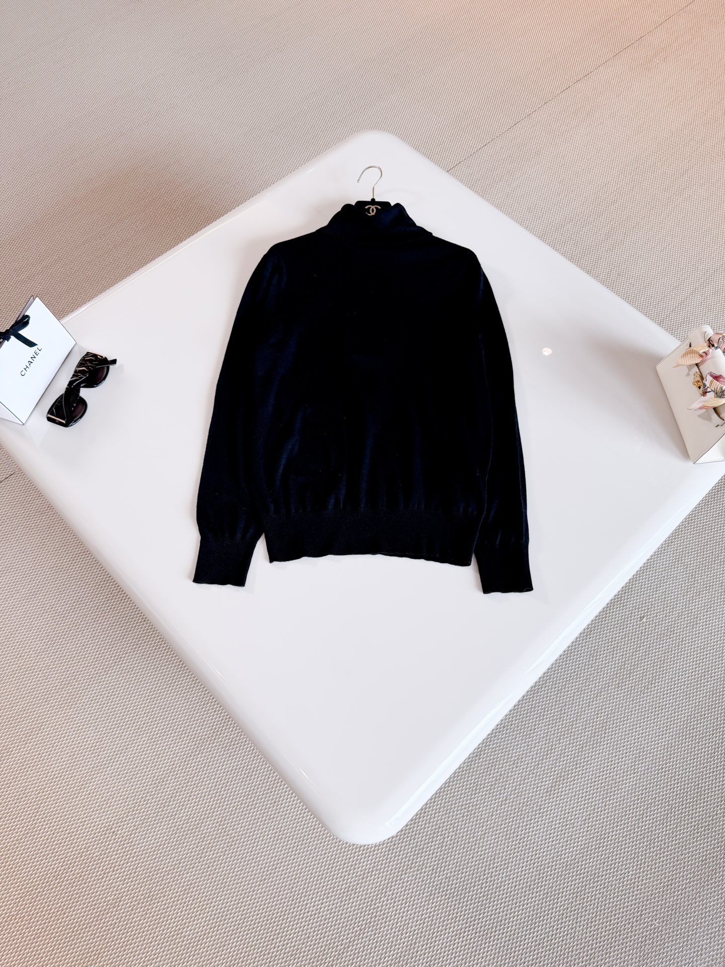 NO:926416,CHA 26S Black double C embroidered turtleneck ribbed sweater. Black turtleneck sweater. Made of soft cashmere fine knitted fabric. The high collar design keeps warm and modifies the neck line. It is decorated with double C embroidery. Black is gentle and elegant. Top quality.19860909CHA 26S 黑色双C刺绣高领罗纹针织衫 黑色高领针织衫 采用柔软羊绒细腻针织面料制作而成,高领设计保暖又修饰颈部线条 设有双C刺绣点缀 黑色温柔又优雅 顶级品质,,,Women's clothing