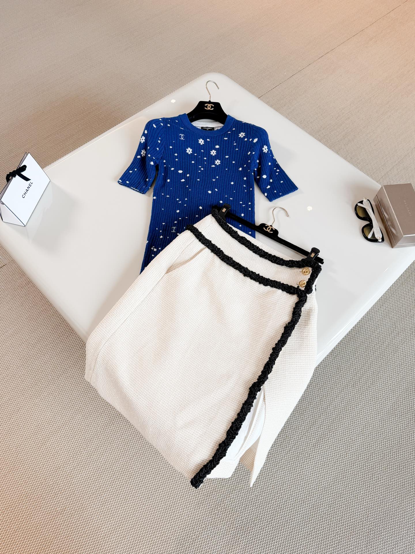 NO:926388,CHA 26S Two-color floral jacquard double-C ribbed half-sleeved sweater Starry flower knitted top Made of soft cashmere blend Fine white flowers resemble stars dotting the night sky, five-quarter sleeve design Simple and elegant round neck Elegant and playful Top quality,,19860909CHA 26S 双色花卉提花双C罗纹半袖针织衫 繁星小花针织上衣 采用柔软羊绒混纺制作而成 细碎白色小花 像繁星点缀夜空,五分袖设计 圆领简约大方 优雅又俏皮 顶级品质,,,Women's clothing