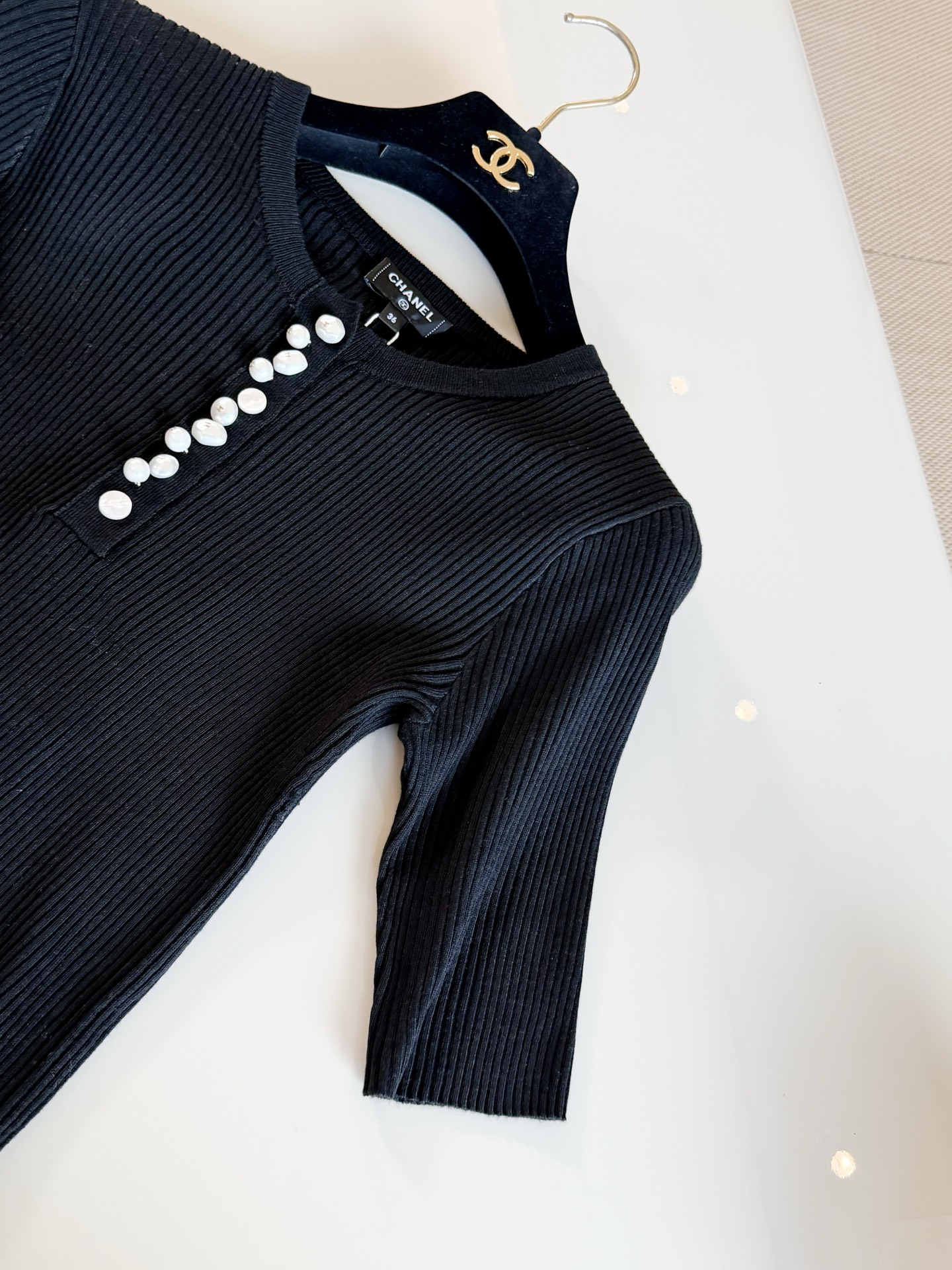 NO:925108,CHA 26S Double C Pearl Button Black Stretch Rib Knit Sweater Pearl Button Sweater Made of wool blended knitted fabric Slim fit, round neck + Double C pearl button design Exquisite details Five-quarter sleeve length full of elegant retro temperament Top quality sale,,19860909CHA 26S 双C珍珠纽扣黑色弹力罗纹针织衫 珍珠扣针织衫 采用羊毛混纺针织面料制作而成 修身剪裁,圆领+双C珍珠排扣设计 细节精致 五分袖长度优雅复古气质十足 顶级品质发售,,,Women's clothing