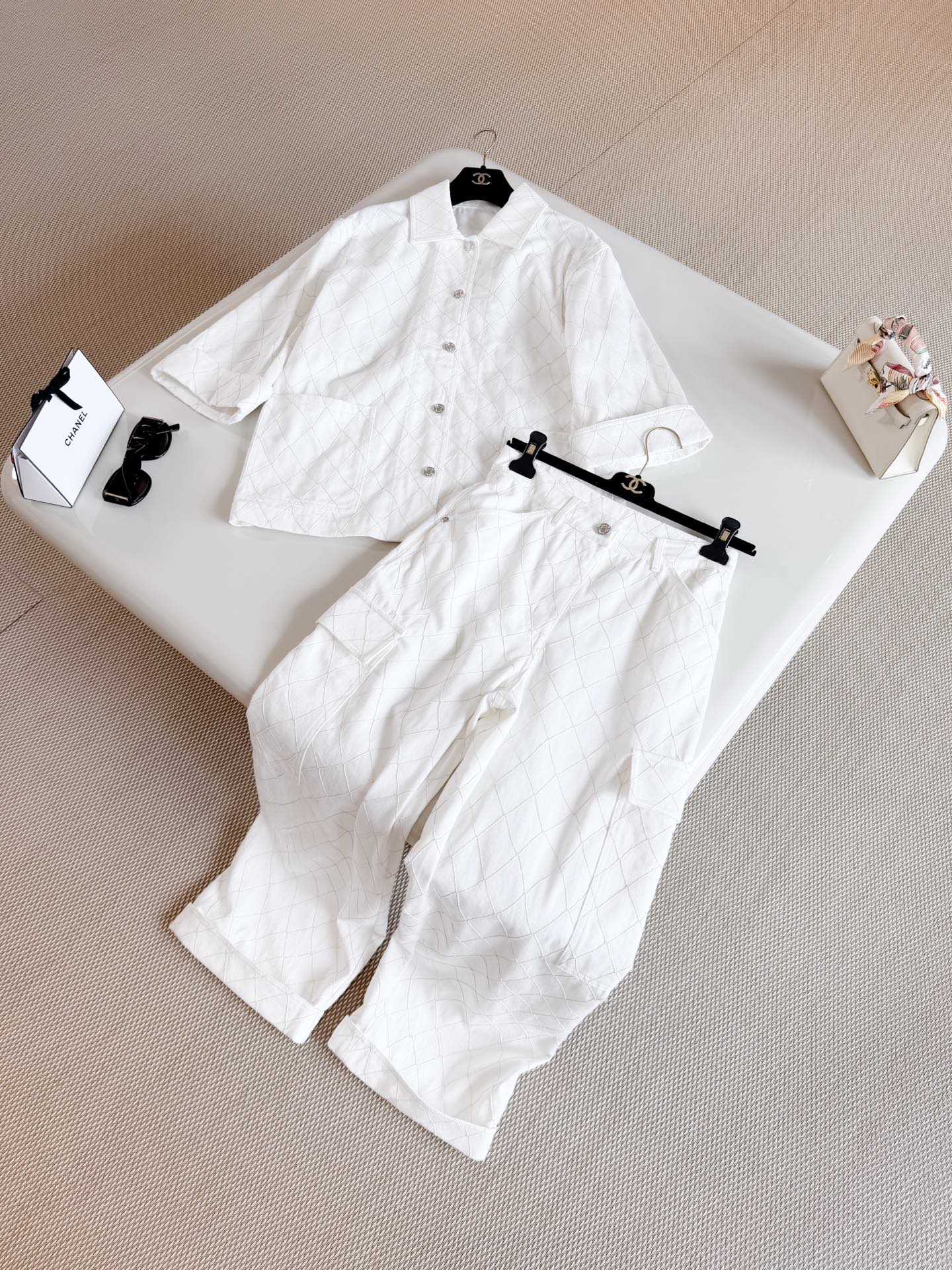 NO:927844,CHA 26Coco Beach series white rhombus denim shirt. Soft denim material. Classic rhombus pattern with silver buttons. Shirt shape. Loose fit three-quarter sleeve design. White is fresh and versatile. Pair with jeans for a lazy and comfortable vacation. Top quality, jeans, shirts,19860909CHA 26Coco Beach系列白色菱格牛仔衬衫 柔软牛仔材质 经典菱格纹银色纽扣点缀衬衫造型 宽松版型七分袖设计,白色清新百搭 配牛仔裤度假慵懒舒适 顶级品质,,jeans,shirts,,Women's clothing