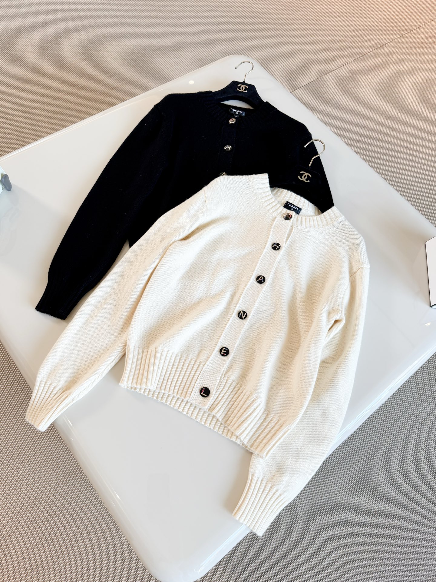 NO:927879,CHA 26S Two-color double C letter button round neck knitted cardigan Knitted cardigan Made of knitted cashmere blended material Soft, delicate and warm, round neck + rhinestone letter button design Simple and elegant Black low-key and versatile Top quality for sale,,19860909CHA 26S 双色双C字母纽扣圆领针织开衫 针织开衫 采用羊绒混纺材质针织制作而成 柔软细腻又保暖,圆领+水钻字母扣设计 简约大方 黑色低调百搭 顶级品质发售,,,Women's clothing