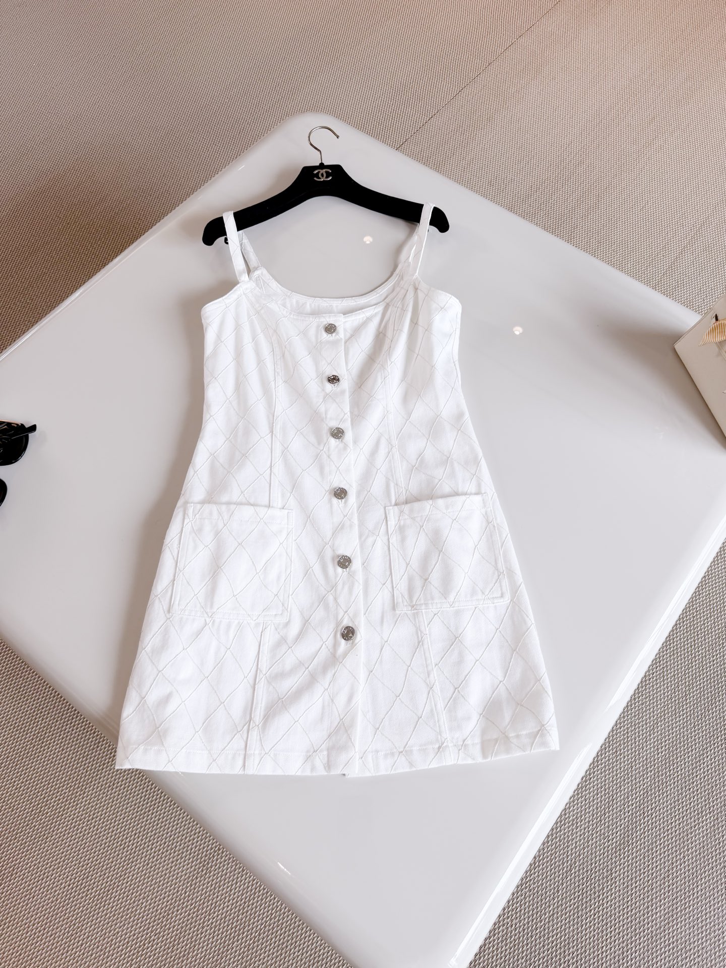 NO:927894,CHA 26S Coco Beach white rhombus denim vertical-breasted suspender skirt. Lightweight pure cotton denim with classic three-dimensional rhombus pattern. Decorated with a single row of metal buttons. The A-line shape modifies the waist and hips. Thin shoulder straps show off the collarbone. Decorated with double pockets. Practical and fashionable,,skirts,19860909CHA 26S Coco Beach白色菱格牛仔竖排扣吊带裙 轻盈纯棉牛仔经典立体菱格纹 点缀单排金属纽扣,A字版型修饰腰臀 细肩带展现锁骨 点缀双口袋 实用又时髦,,skirts,,Women's clothing