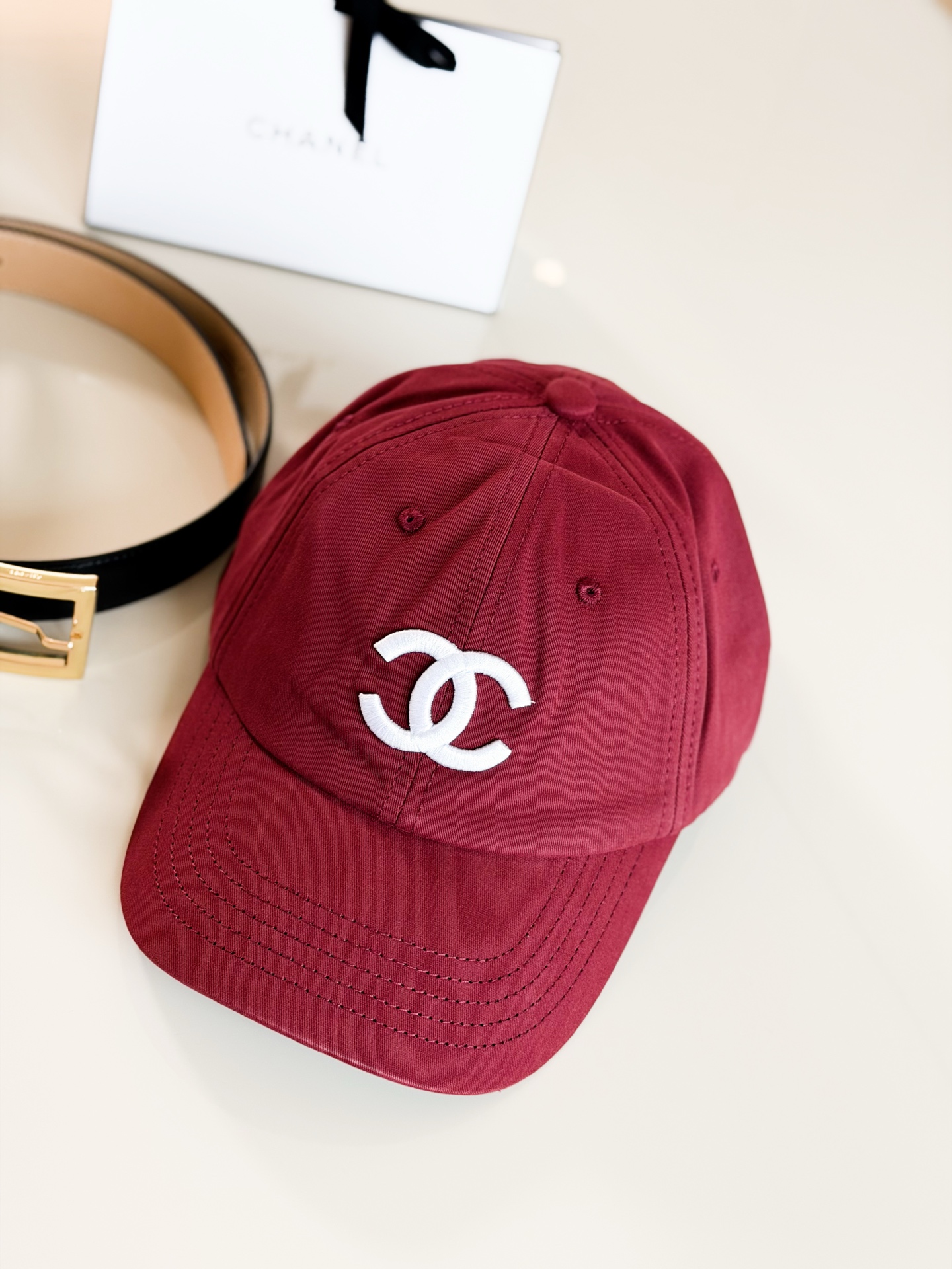 NO:929097,CHA 26S new burgundy embroidered baseball cap red embroidered baseball cap with eye-catching brand logo on the front, double c embroidery, classic six-piece structure,,hats,19860909CHA 26S新品酒红色刺绣棒球帽 红色刺绣棒球帽 正面饰有醒目品牌标识双c刺绣经典六片式结构,,hats,,Women's clothing