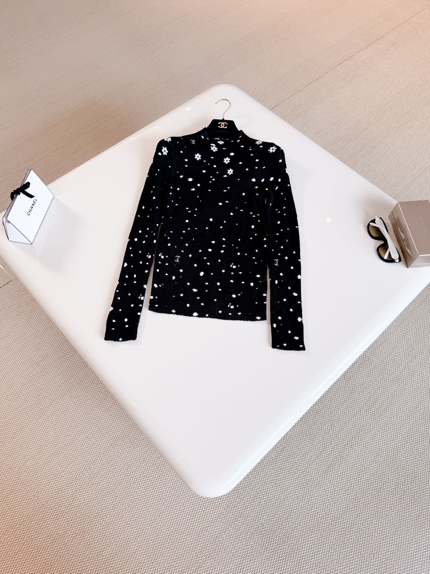 NO:929145,CHA 26S Two-color floral jacquard double-C ribbed long-sleeved sweater Starry flower knitted top Made of soft cashmere blend Fine white flowers resemble stars dotting the night sky, high collar slim design is simple and elegant Black is elegant and playful Top quality,,19860909CHA 26S 双色花卉提花双C罗纹长袖针织衫 繁星小花针织上衣 采用柔软羊绒混纺制作而成 细碎白色小花 像繁星点缀夜空,高领修身设计简约大方 黑色优雅又俏皮 顶级品质,,,Women's clothing
