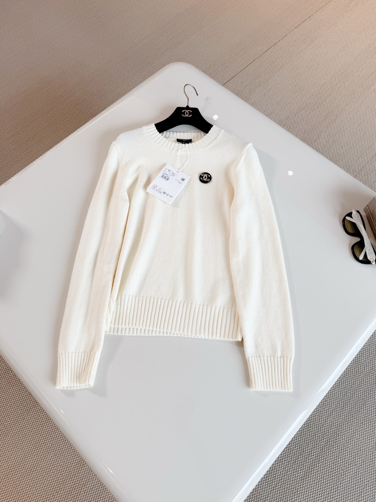 NO:929170,CHA 26S two-color double C rhinestone badge ribbed long-sleeved sweater. Off-white sweater made of cashmere blend. The round neck design is simple and elegant, and the knitted fabric is soft and comfortable. The double C badge on the left chest is highly recognizable. Easily create a French elegant style.19860909CHA 26S 双色双C水钻徽章罗纹长袖针织衫 米白色针织衫采用羊绒混纺制作 圆领设计简约大方,针织面料柔软舒适 左胸双C徽章超有辨识度 轻松打造法式优雅风,,,Women's clothing