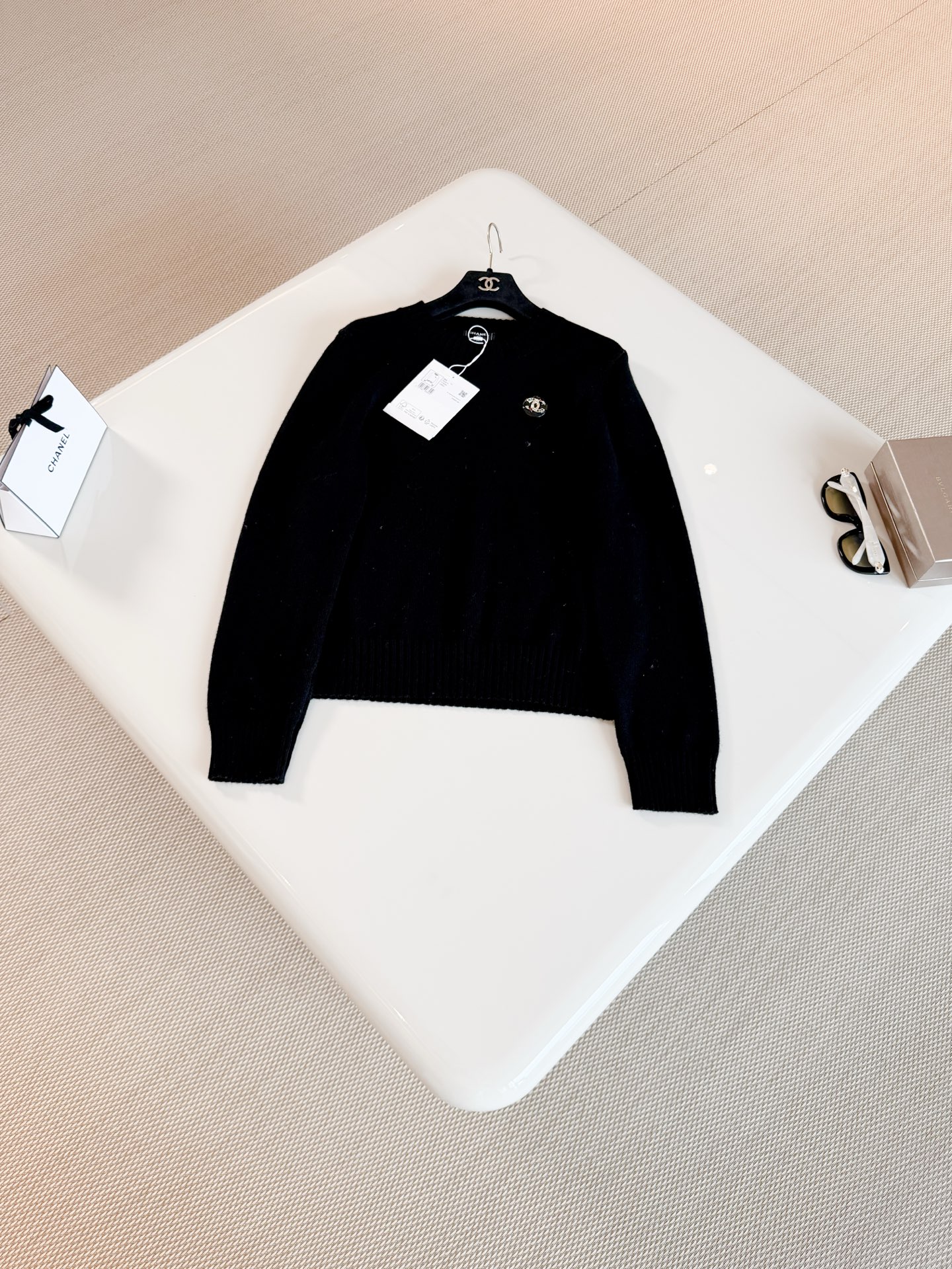 NO:929164,CHA 26S two-color double C rhinestone badge ribbed long-sleeved sweater. The black sweater is made of cashmere blend. The round neck design is simple and elegant, and the knitted fabric is soft and comfortable. The double C badge on the left chest is very recognizable. Easily create a French elegant style.19860909CHA 26S 双色双C水钻徽章罗纹长袖针织衫 黑色针织衫采用羊绒混纺制作 圆领设计简约大方,针织面料柔软舒适 左胸双C徽章超有辨识度 轻松打造法式优雅风,,,Women's clothing