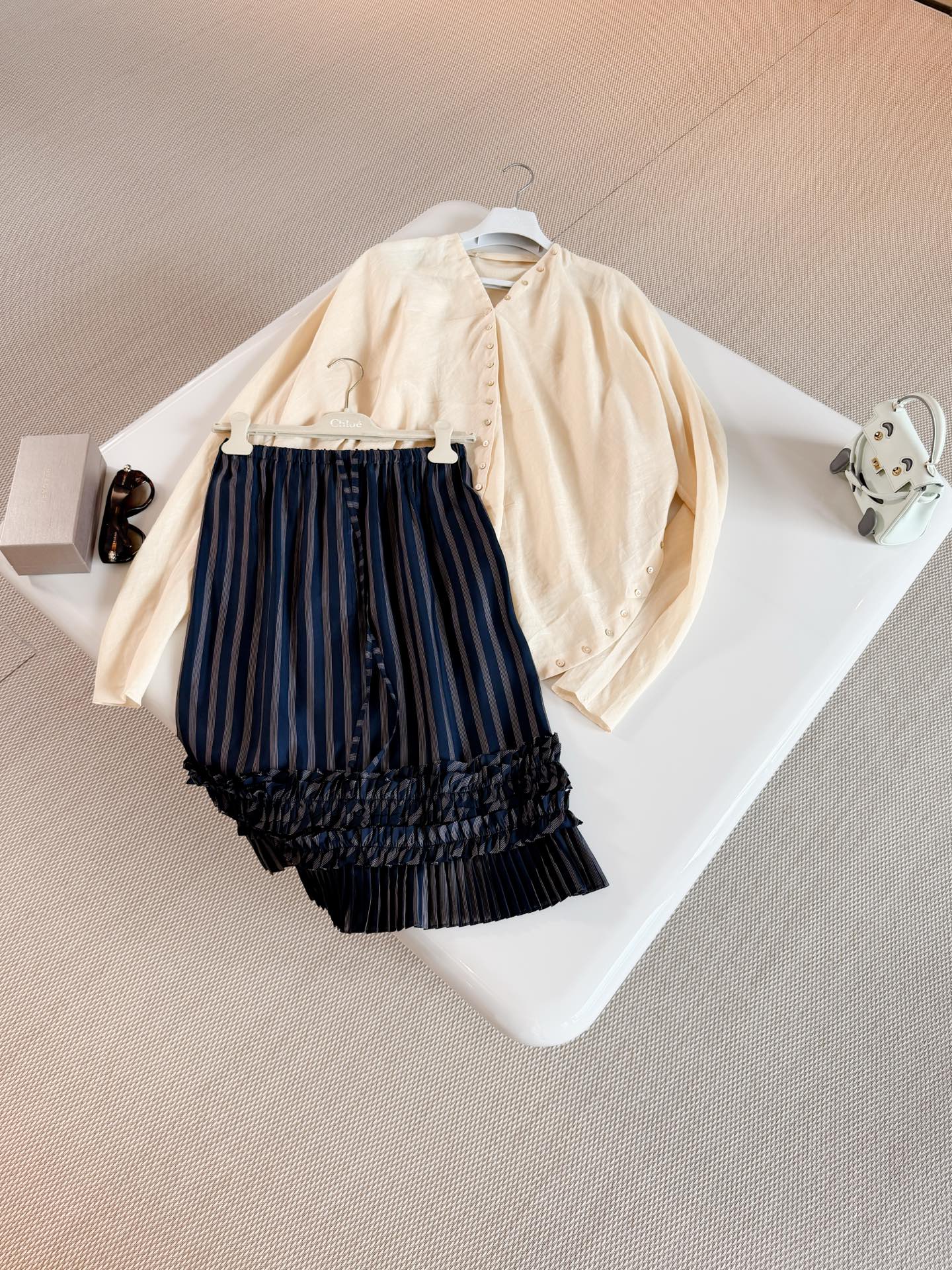 NO:929197,Designer 26S vertical button multi-shaped pleated wide ramie shirt. The shirt is made of ramie fabric. The rounded silhouette is matched with exquisite buttonholes on the hem and side seams. You can adjust the outfit at will through different fastening methods. Its flexible structural design inspires styling inspiration,, shirts,19860909设计师 26S 竖排纽扣多造型褶皱阔型苎麻衬衫 衬衫采用苎麻面料制作而成 圆润廓形搭配衣摆与侧缝的精致纽扣扣眼,通过不同扣合方式随心调整穿搭 其灵活的结构设计激发造型灵感,,shirts,,Women's clothing