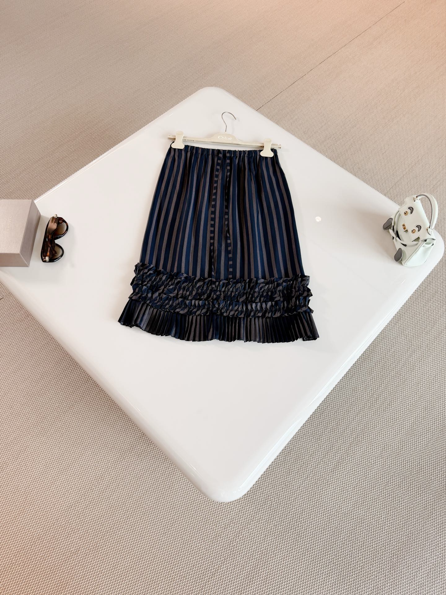 NO:929213,Designer 26S black and brown color-blocked ruffled hem drawstring skirt Striped ruffled skirt Vertical stripes + ruffle design Retro, elegant and smart Light and smooth fabric, adjustable drawstring waist Comfortable and practical Skirt full of layers Top quality,,skirts,19860909设计师 26S 黑棕拼色荷叶边拼接下摆抽绳半身裙 条纹荷叶边半身裙 竖条纹+荷叶边设计 复古优雅又灵动 轻薄柔滑面料,抽绳腰部可调节 舒适又实用 裙摆层次感满满 顶级品质,,skirts,,Women's clothing