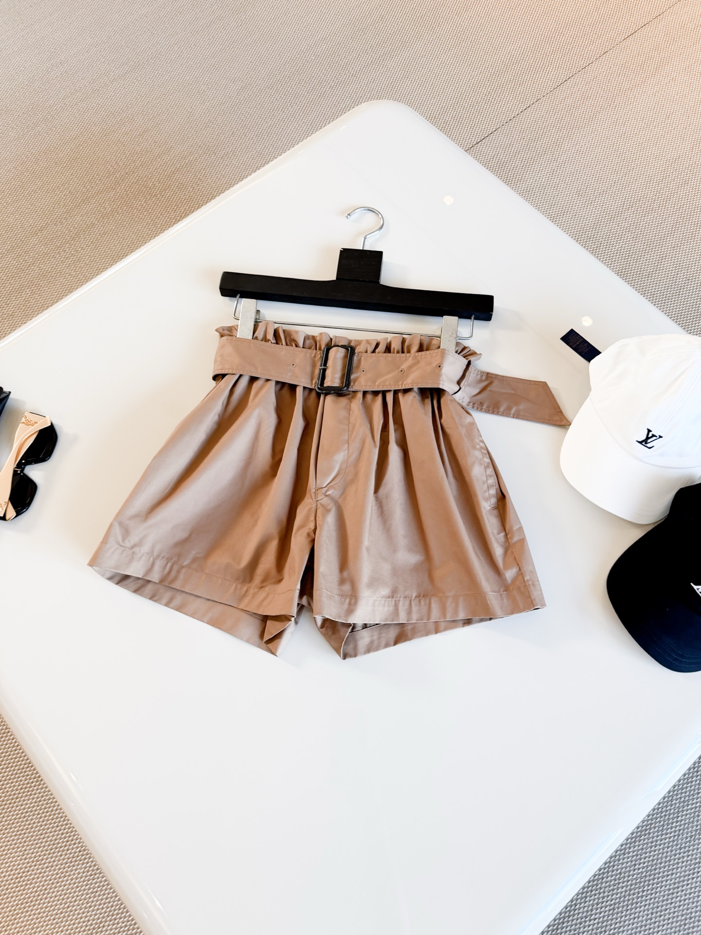 NO:933567,YSL 26S Khaki high-waisted shorts with floral bud belt. Khaki high-waisted shorts are made of cotton fabric. Floral waist + A-line shape. Full sense of relaxation. The waist comes with a belt + metal buckle. Exquisite details. Easy to adjust. Top quality for sale, saint laurent, shorts,19860909YSL 26S 卡其色高腰花苞腰带廓形短裤 卡其色高腰短裤采用棉质面料制作而成 花苞腰+A字版型 松弛感满分,腰部自带腰带+金属扣 细节精致 调节方便 顶级品质发售,,saint laurent,shorts,,Women's clothing