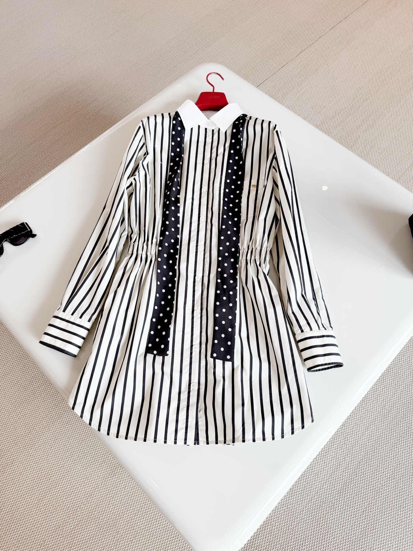 NO:933504,VANEL 26S Colorblock striped polka-dot tie cotton shirt dress. The striped bow tie dress is made of cotton fabric. Shirt-style tailoring + vertical stripes. The polka dot tie at the neck is super layered. Exquisite details. Elastic pleat design at the waist. Comfortable and crisp to wear. Top quality, skirts, shirts,19860909VANEL 26S 拼色条纹波点系带棉质衬衫连衣裙 条纹领结连衣裙采用棉质面料制作而成 衬衫式剪裁+竖条纹,领口波点领结超有层次感 细节精致 腰部弹力褶皱设计 穿着舒适又挺括 顶级品质,,skirts,shirts,,Women's clothing