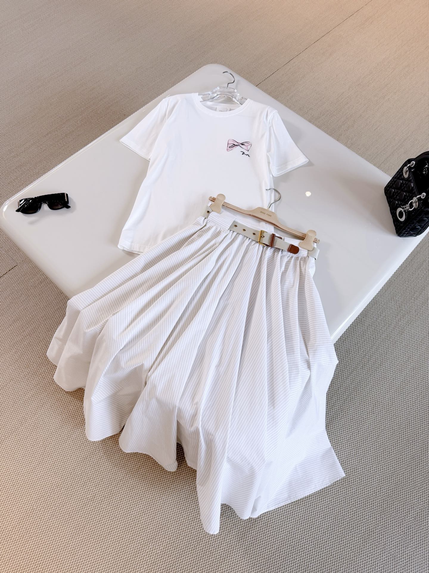 NO:933449,DIO 26W pink bow white cotton embroidered T-shirt. The T-shirt is decorated with pink Bows pattern. Carefully made of white cotton jersey fabric, elegant and slim fit. Decorated with CD embroidery to enhance the style. Inspired by the works of artist Christian Berard, dior, tees, t-shirt,19860909DIO 26W 粉色蝴蝶结白色棉质刺绣T恤 T恤饰以粉色Bows图案 采用白色棉质平纹针织面料精心制作,优雅修身版型 饰以CD刺绣提升格调 灵感源自艺术家克里斯汀贝拉尔的作品,,dior,tees，t-shirt,,Women's clothing
