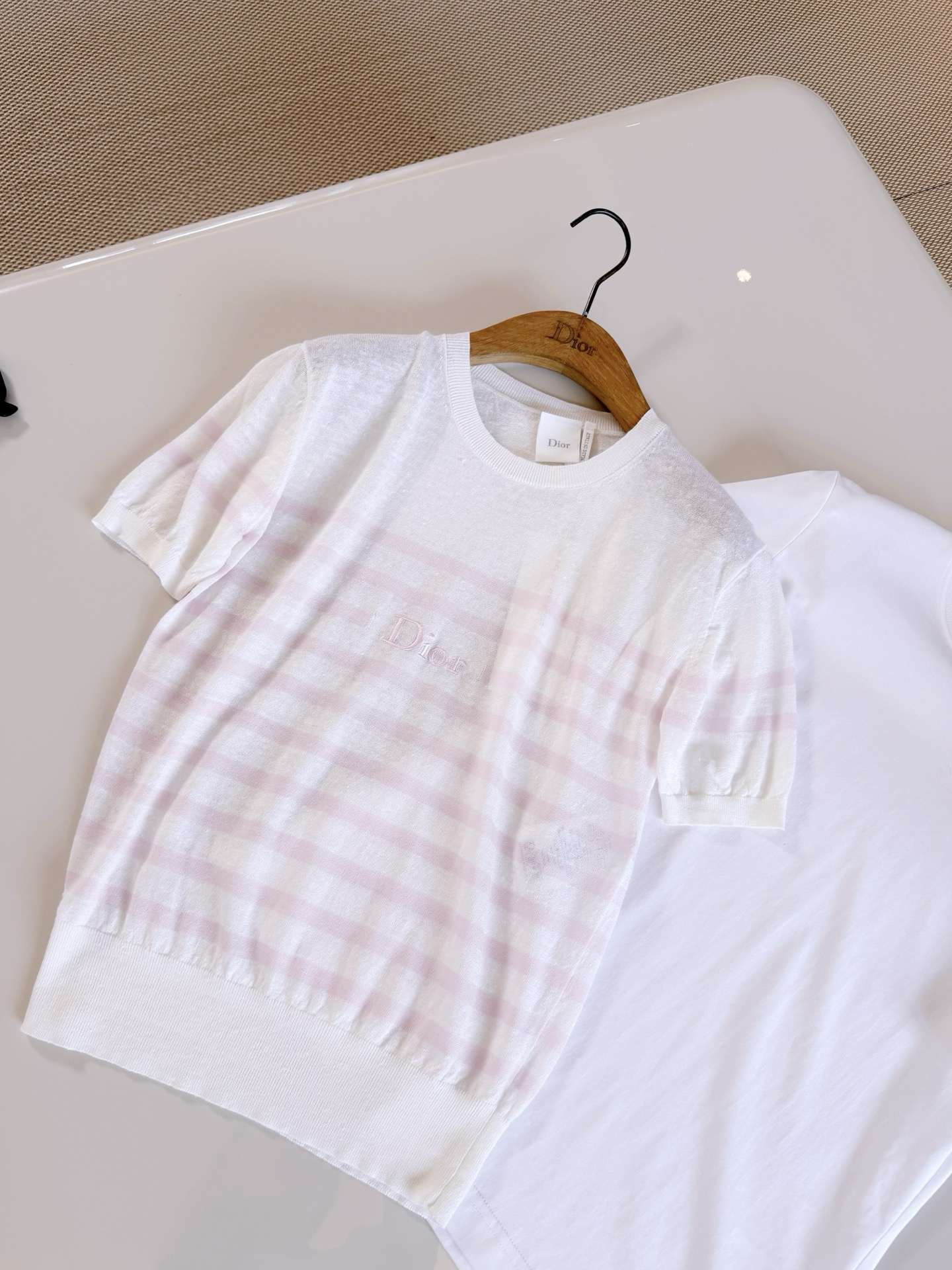 NO:933437,DIO 26W pink striped silk and linen stretch knit top iviera limited series shows white and pink D-Stripes stripe pattern, carefully made of linen blended knitted fabric, decorated with CD logo on the front, embellished with ribbed trim, suitable for all year round,, dior,19860909DIO 26W 粉色条纹丝麻弹力针织上衣 iviera限定系列展现白色和粉色D-Stripes条纹图案,采用亚麻混纺针织面料精心制作 正面饰以CD标志 点缀以罗纹饰边 全年皆宜,,dior,,Women's clothing