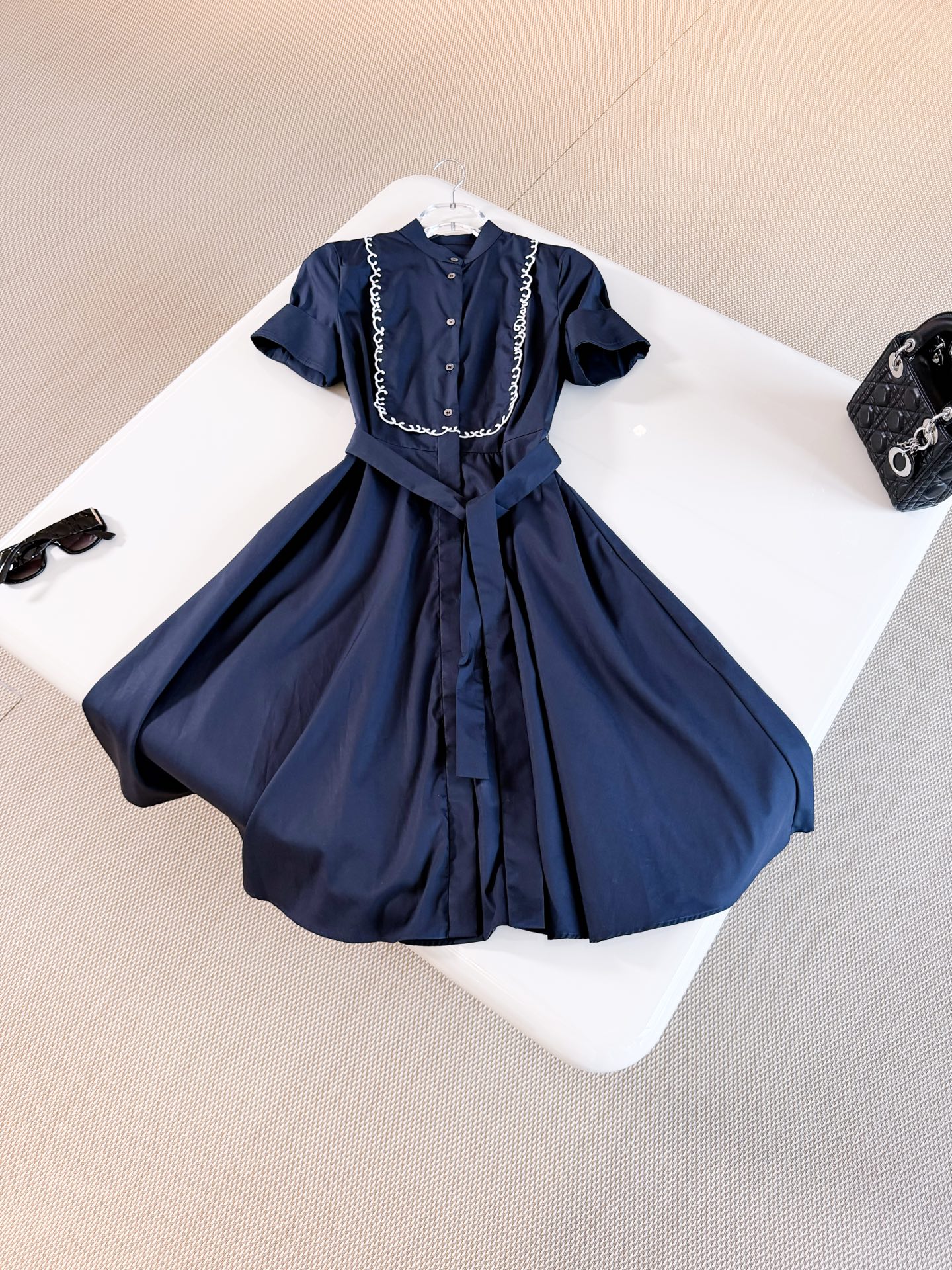 NO:933462,DIO 26W rococo navy blue cotton lace embroidery dress is carefully made of navy blue cotton poplin, embellished with three-dimensional lace rococo embroidery, flared tailoring with stand-up collar and tone-on-tone lace-up belt to enhance style and highlight the waist curve to create an elegant look,, dior, skirts,19860909DIO 26W 洛可可藏蓝棉质花边刺绣连衣裙 采用海军蓝色棉府绸精心制作 点缀立体花边洛可可刺绣、喇叭形剪裁搭配立领和同色调系带式腰带提升格调,突显腰部曲线 可打造高雅的造型,,dior,skirts,,Women's clothing