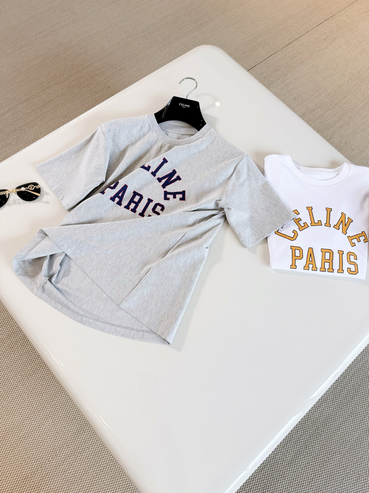 NO:933444,CEL 26S two-color Arc de Triomphe letter printed cotton short-sleeved T-shirt. Gray letter T-shirt is made of soft cotton fabric. The letter print on the front has a three-dimensional touch and perfect recognition. Loose fit. Gray versatile. Simple and high-end feel. Easy to get. Top quality, T-shirt, tees, t-shirt,19860909CEL 26S 双色凯旋门字母印花棉质短袖T恤 灰色字母T恤采用柔软棉质面料制作 正面字母印花触感立体,辨识度满分 宽松版型 灰色百搭 简约高级感轻松get 顶级品质,,T-shirt,tees，t-shirt,,Women's clothing